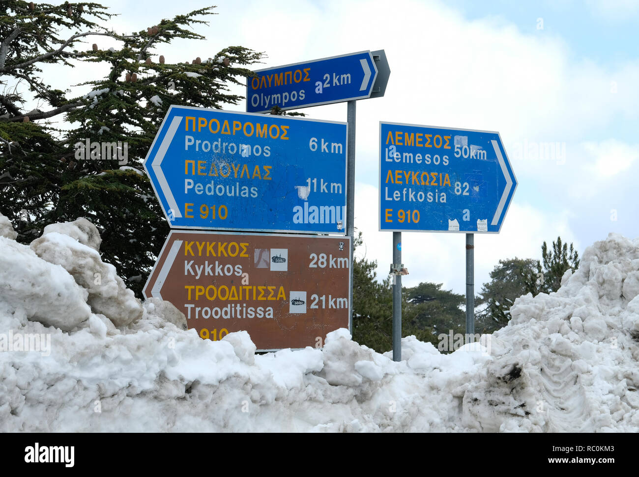Segnaletica stradale dopo la neve caduta sul monte Olimpo in i Monti Troodos, Cipro. Foto Stock