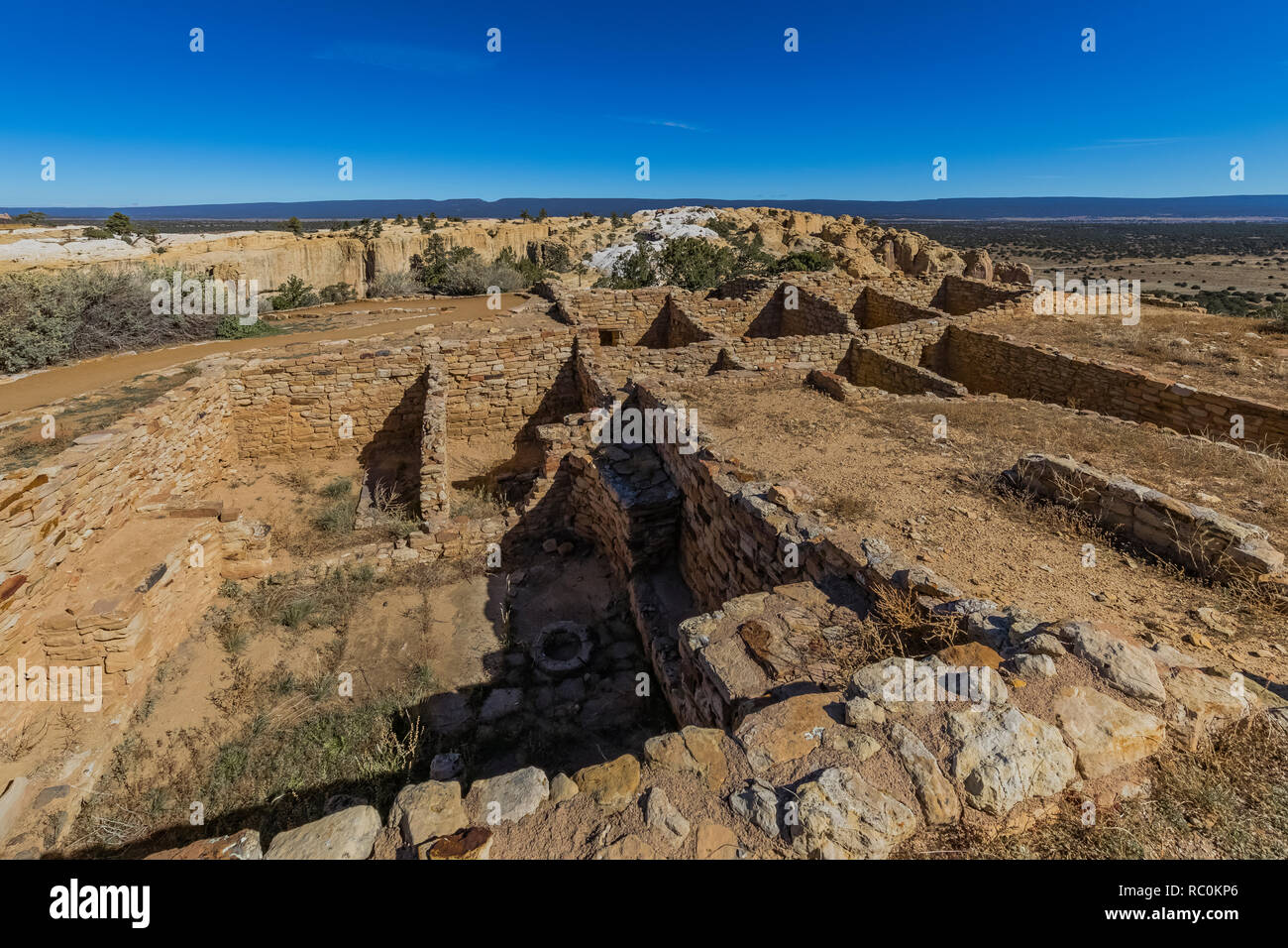 Parte dell'Atsinna Pueblo, excavted da un archeologo nel 1954, che era una volta una grande città, visto lungo la Mesa Top Trail in El Morro Nationa Foto Stock