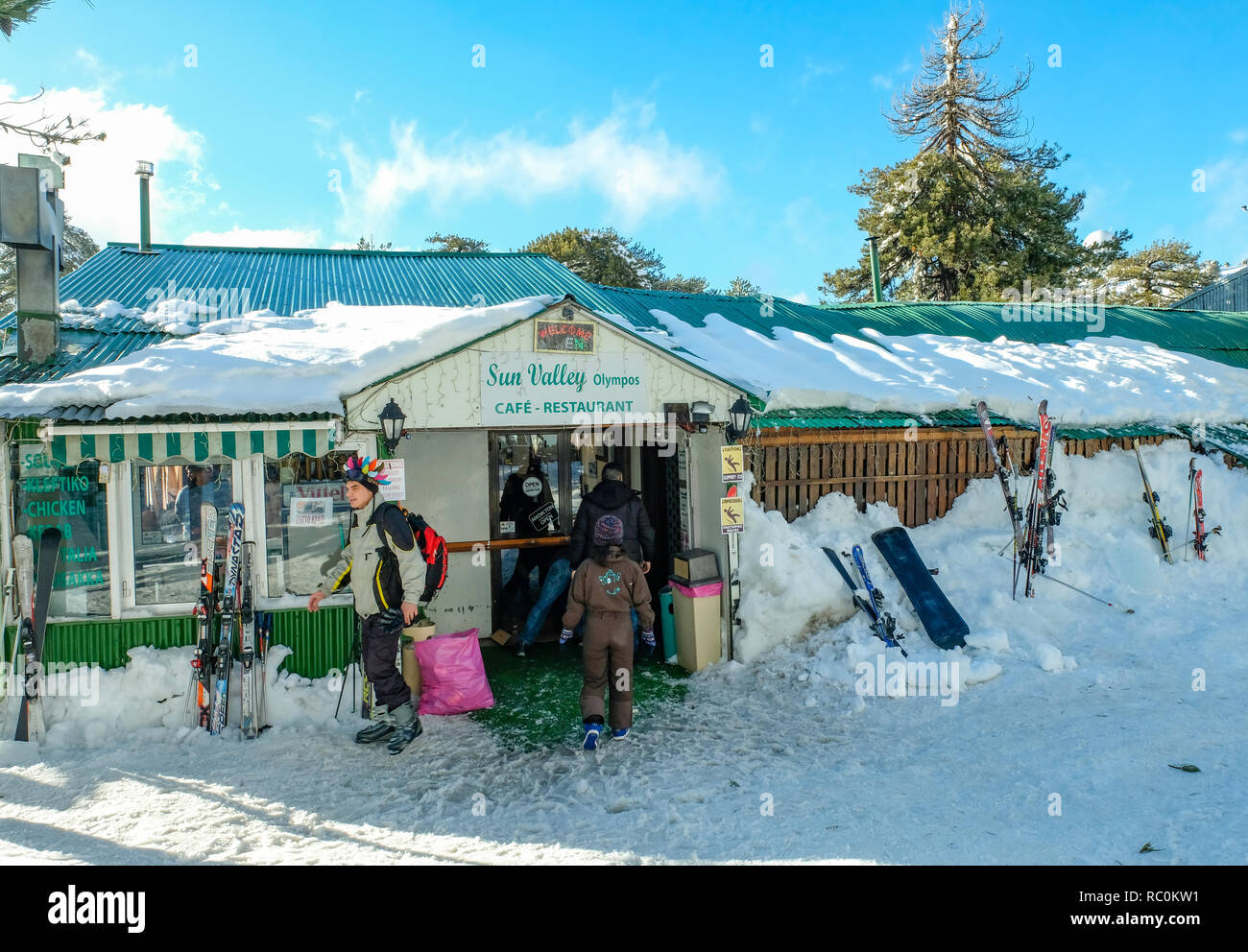 Gli sciatori e snow boarders godere di belle condizioni presso il Sun Valley ski resort sulle pendici del monte Olimpo in i Monti Troodos, Cipro. Foto Stock