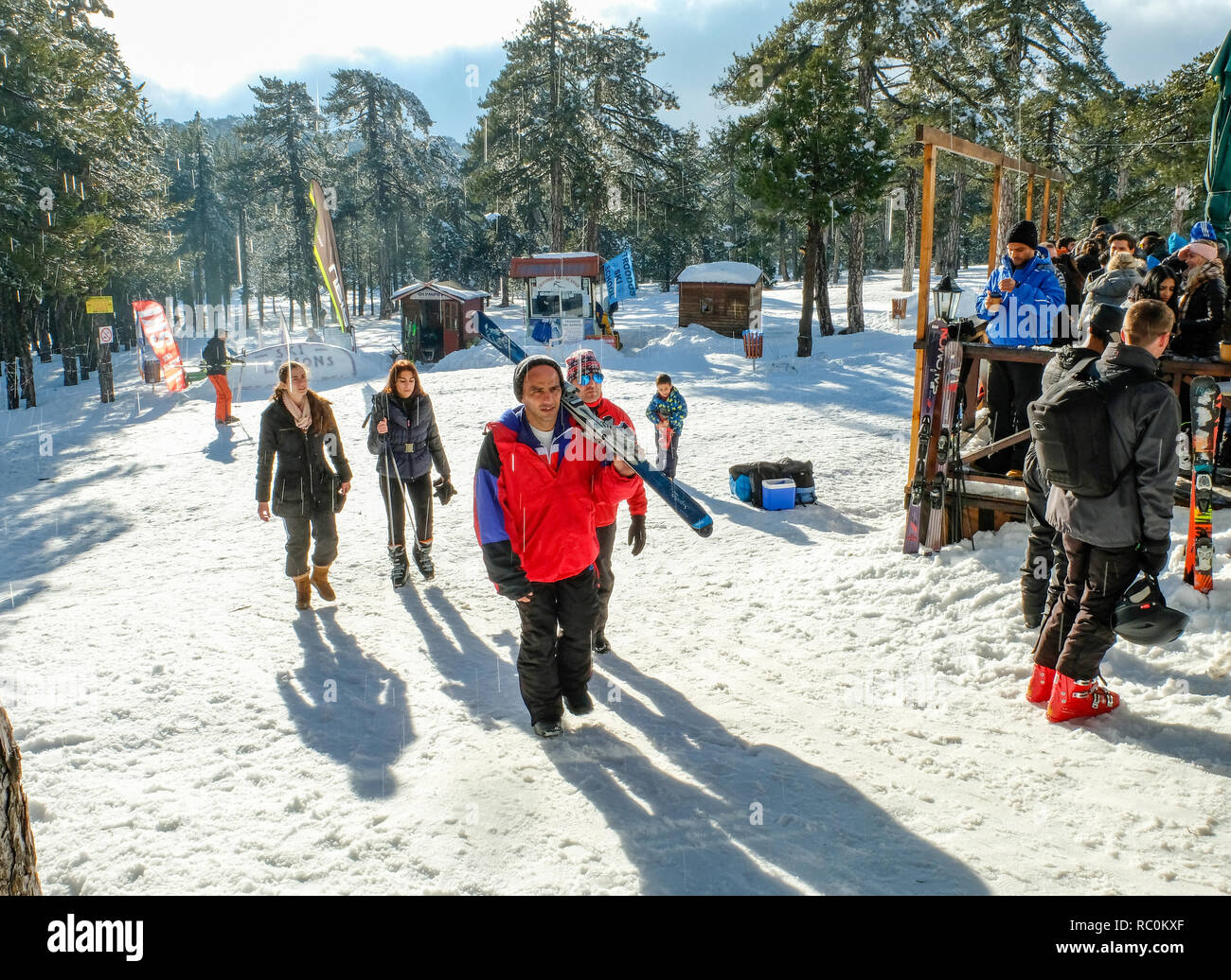 Gli sciatori e snow boarders godere di belle condizioni presso il Sun Valley ski resort sulle pendici del monte Olimpo in i Monti Troodos, Cipro. Foto Stock