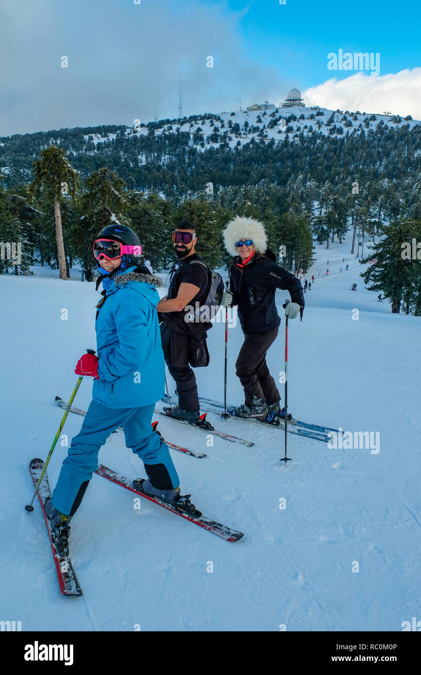 Gli sciatori e snow boarders godere di belle condizioni presso il Sun Valley ski resort sulle pendici del monte Olimpo in i Monti Troodos, Cipro. Foto Stock