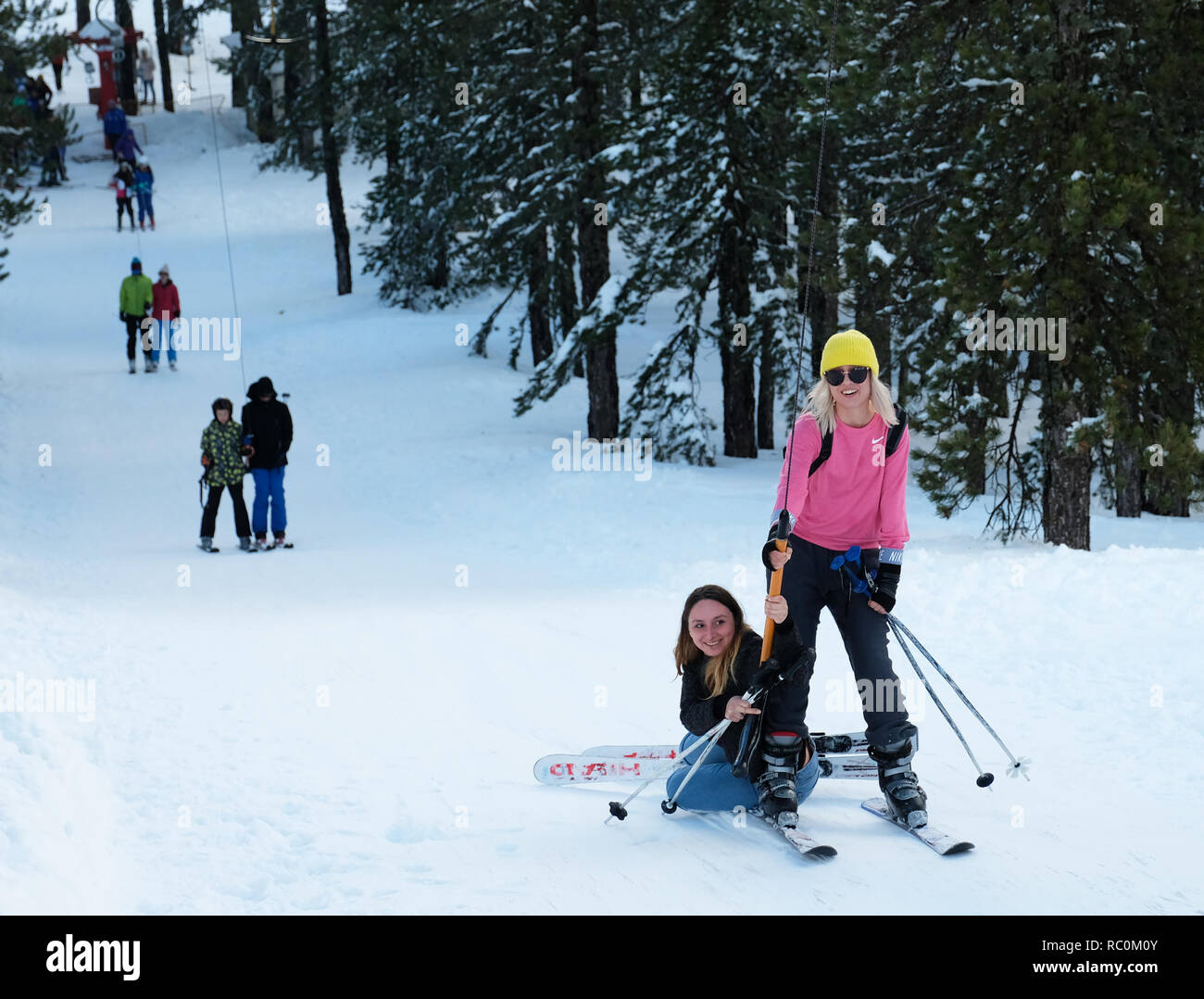 Gli sciatori e snow boarders godere di belle condizioni presso il Sun Valley ski resort sulle pendici del monte Olimpo in i Monti Troodos, Cipro. Foto Stock