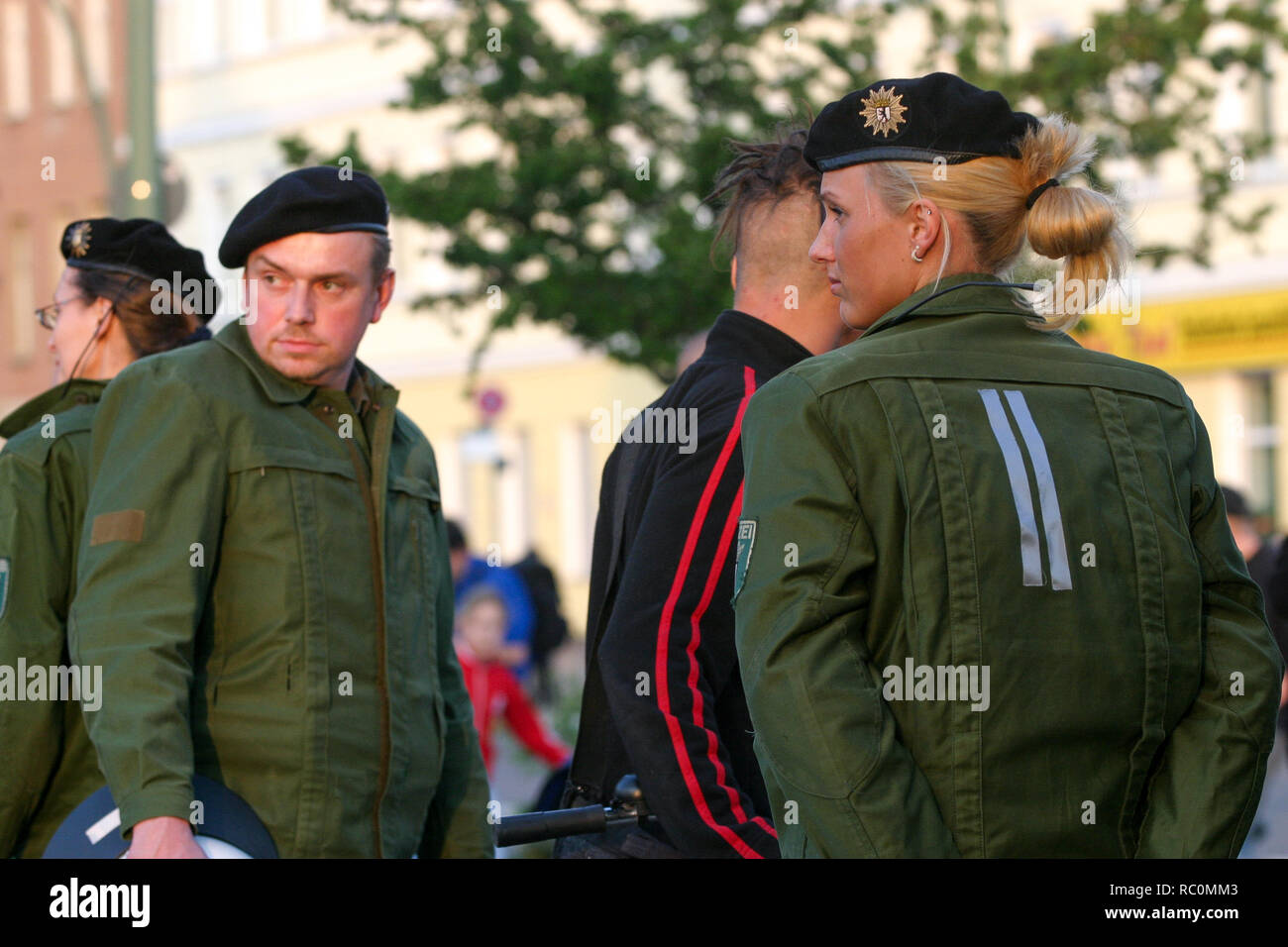I controlli di polizia davanti a Walpurgisnacht, Prenzlauerberg, Berlino, Germania Foto Stock