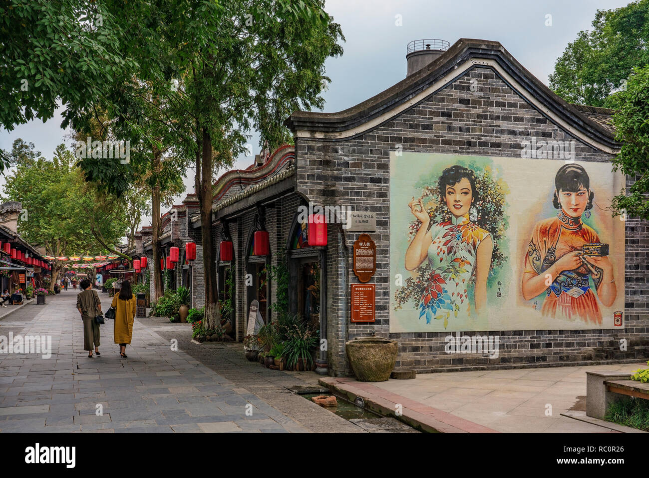 CHENGDU, Cina - 29 settembre: Cinese tradizionale pittura su una strada commerciale con la vecchia architettura in Anren antica città il 29 settembre 2018 in Foto Stock CHENGDU, Cina - 29 settembre: Cinese tradizionale pittura su una strada commerciale con la vecchia architettura in Anren antica città il 29 settembre 2018 in Foto Stock