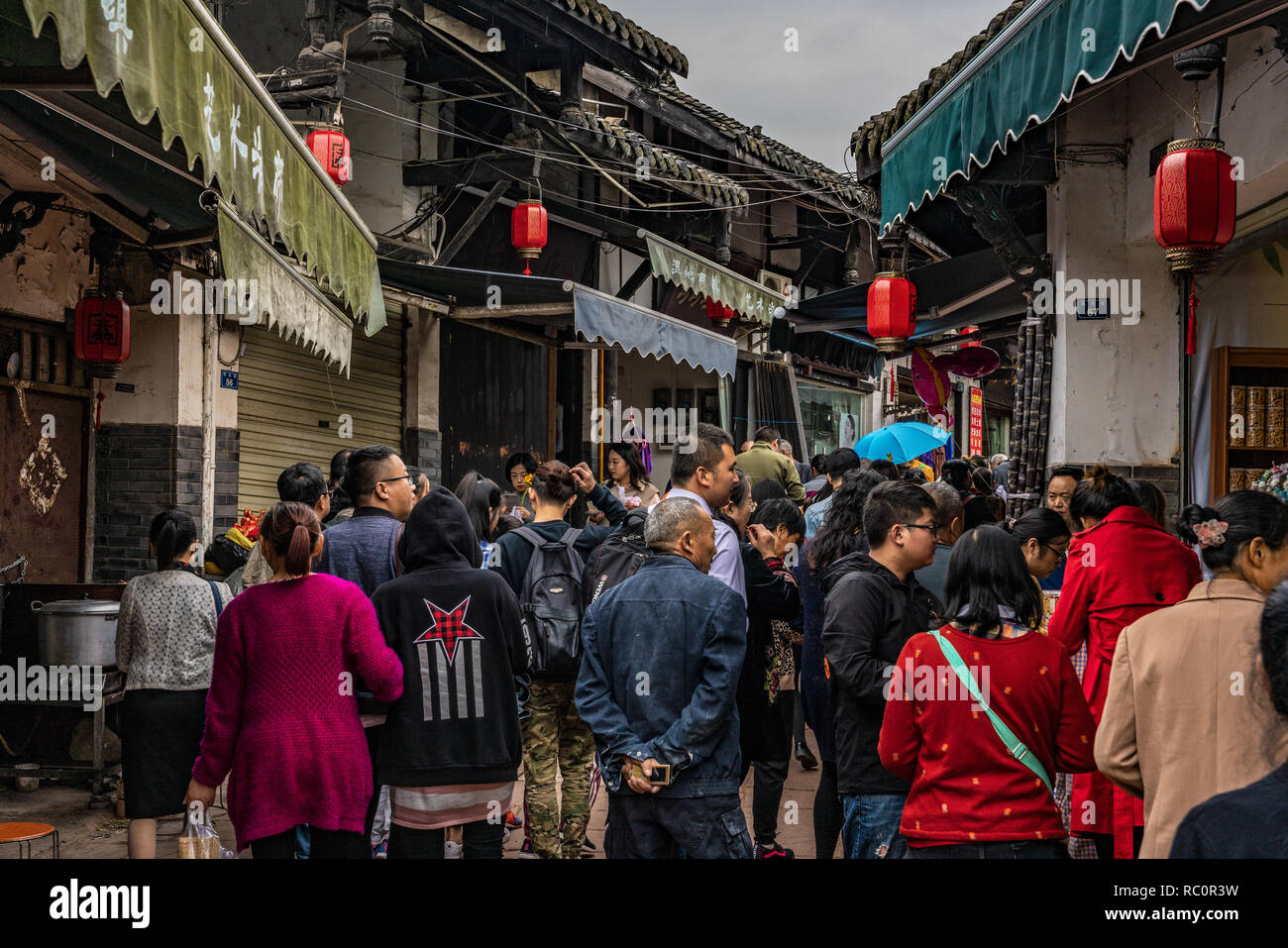 CHENGDU, Cina - 02 ottobre: Vista della strada trafficata in Luodai città antica, una popolare meta di viaggio durante la settimana d'oro festa nazionale Octob Foto Stock