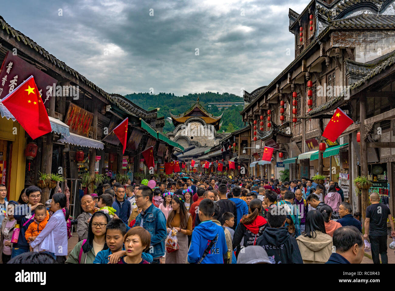 CHENGDU, Cina - 02 ottobre: questa è una vista di una strada affollata in Luodai antica città durante la settimana d'oro festa nazionale Ottobre 02, 2018 in Foto Stock