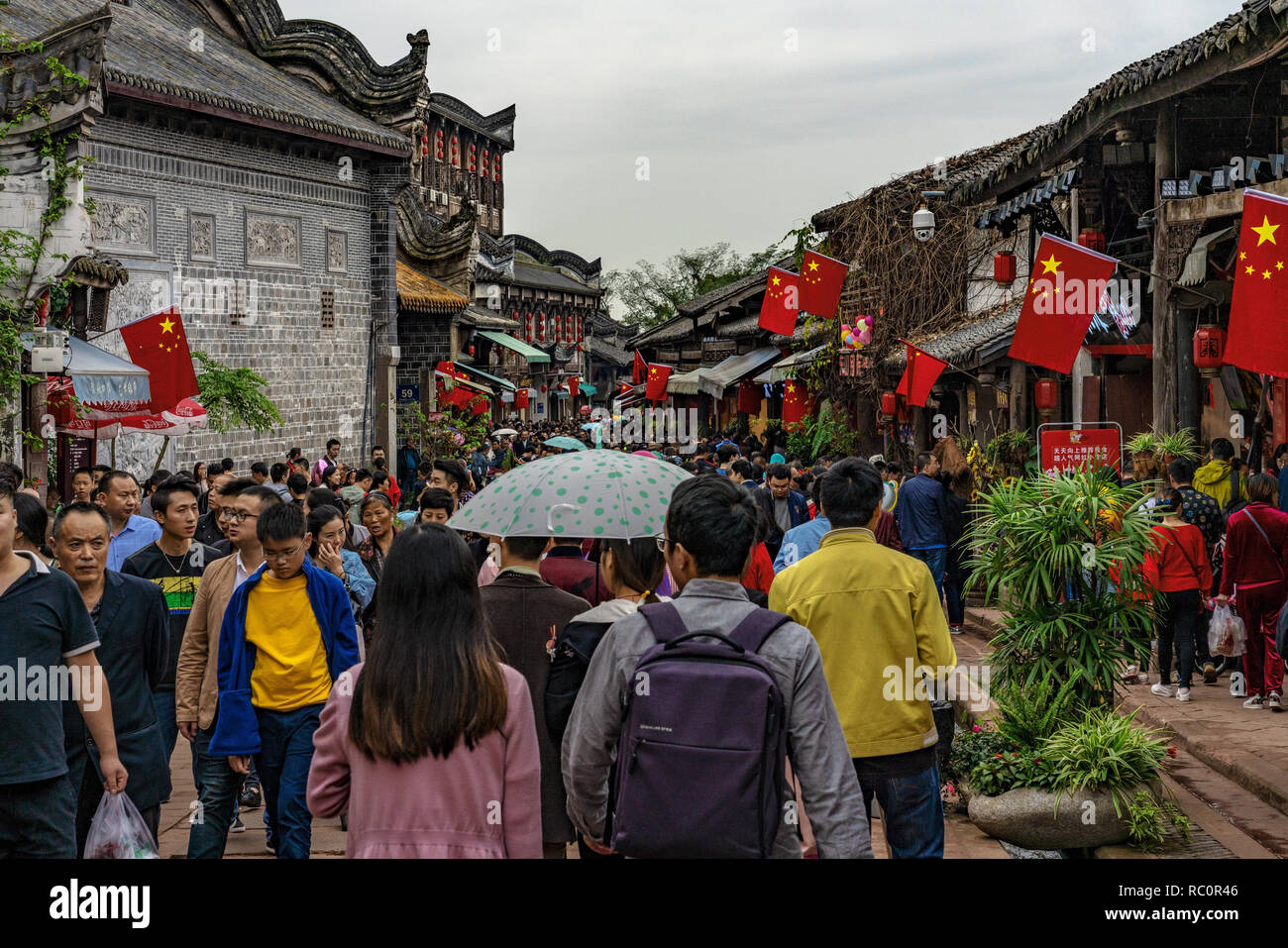 CHENGDU, Cina - 02 ottobre: questa è una strada affollata vista Luodai antica città durante la settimana d'oro festa nazionale Ottobre 02, 2018 in Cheng Foto Stock