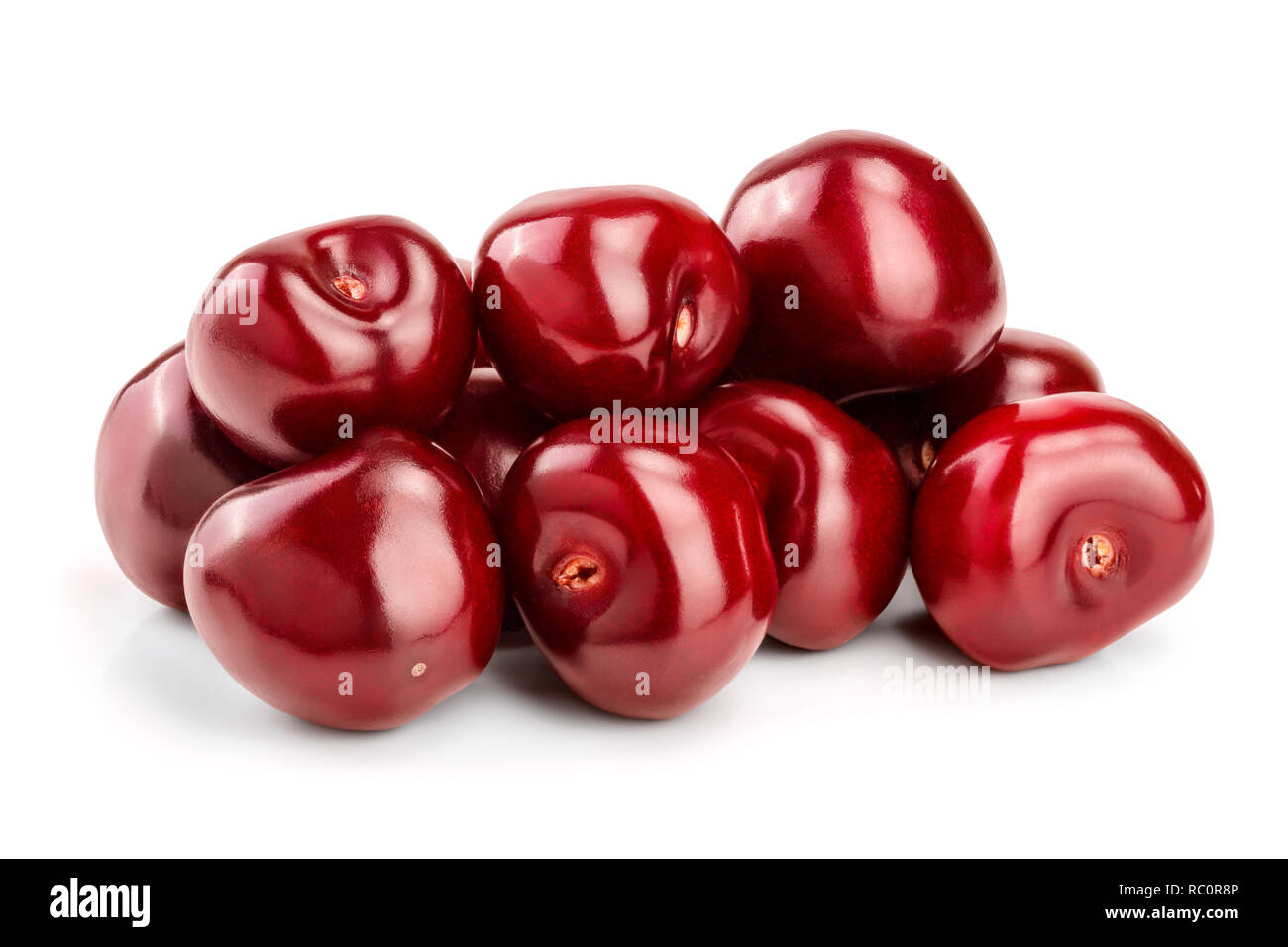 Dolce di ciliegie rosse isolato su sfondo bianco macro. Foto Stock