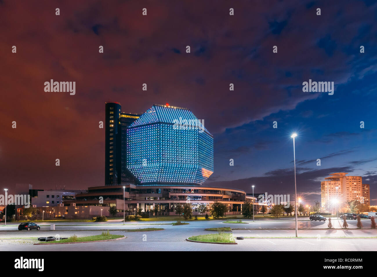 Minsk, Bielorussia - 10 Luglio 2018: edificio della Biblioteca Nazionale in serata estiva l'orario del tramonto. Famoso punto di riferimento. Foto Stock