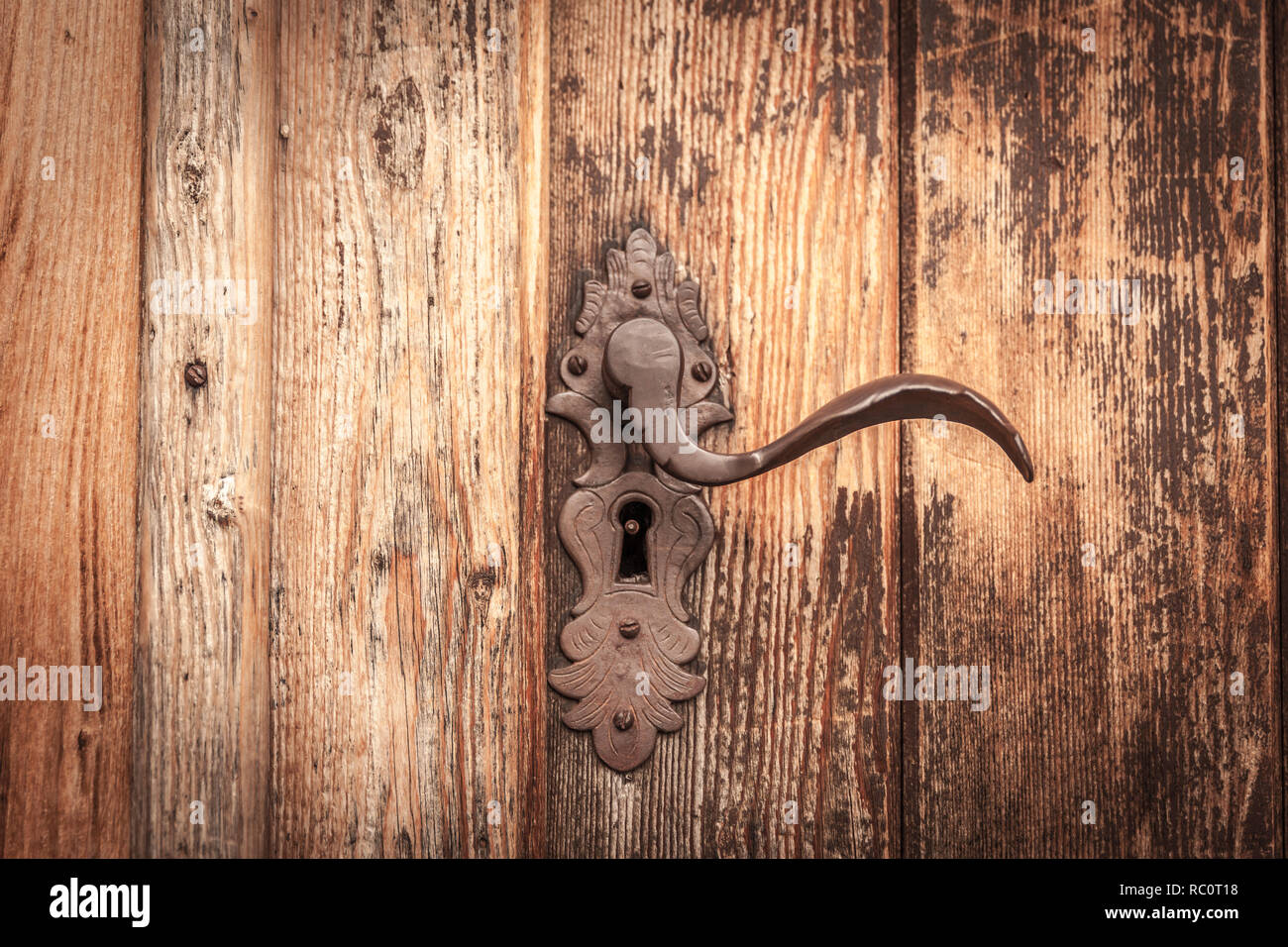 Vecchia chiesa portale della chiesa di Santo Spirito in Valle Aurina in Alto Adige, Italia Foto Stock