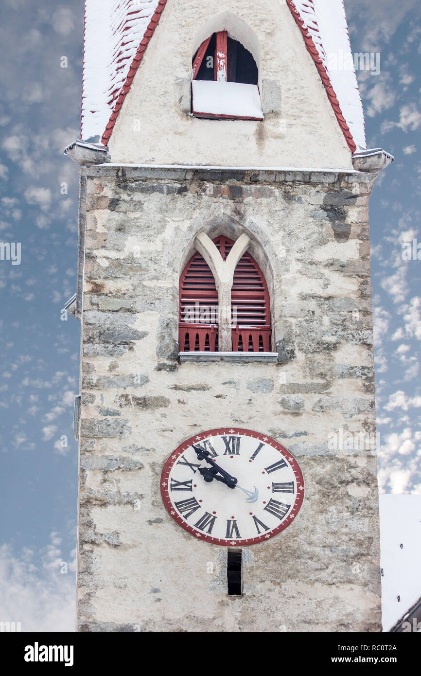 Chiesa di Riva di Tures con neve, Alto Adige, Italia Foto Stock