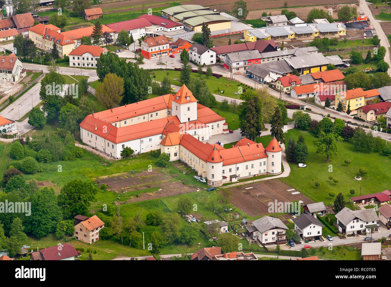 Castello medievale in un villaggio europeo comune, Gara Fram in Slovenia, vista aerea, Stiria inferiore vicino a Maribor Foto Stock