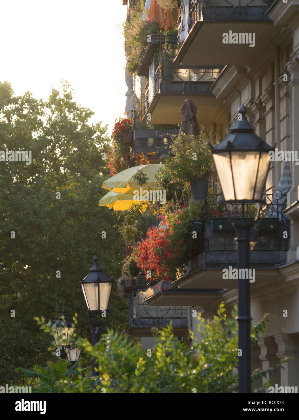 Berlin Kreuzberg Fraenkelufer, architettura residenziale con balconi ornati, appartamenti storici, Germania Foto Stock