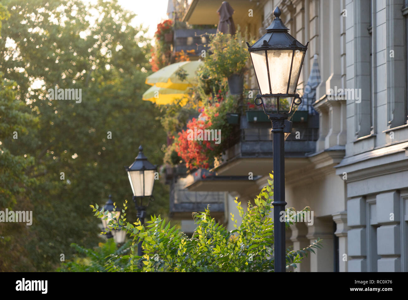 Berlin Kreuzberg Fraenkelufer, architettura residenziale con balconi ornati, appartamenti storici, Germania Foto Stock