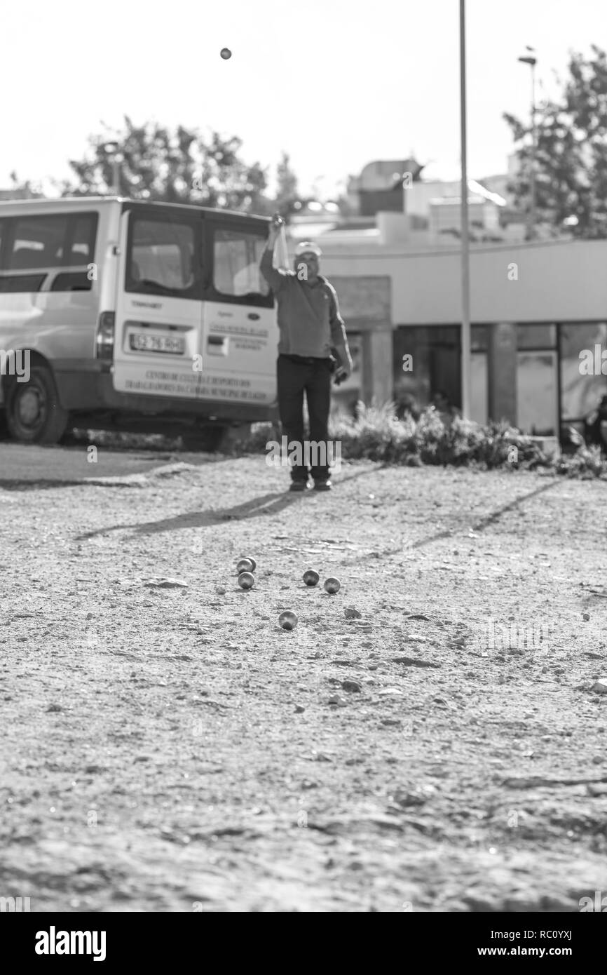 Uomo di gettare la sfera di bocce, Lagos, Portogallo Foto Stock