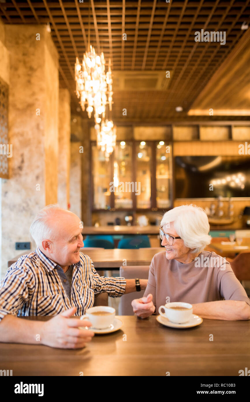 Allegro coppia senior dating in cafe Foto Stock