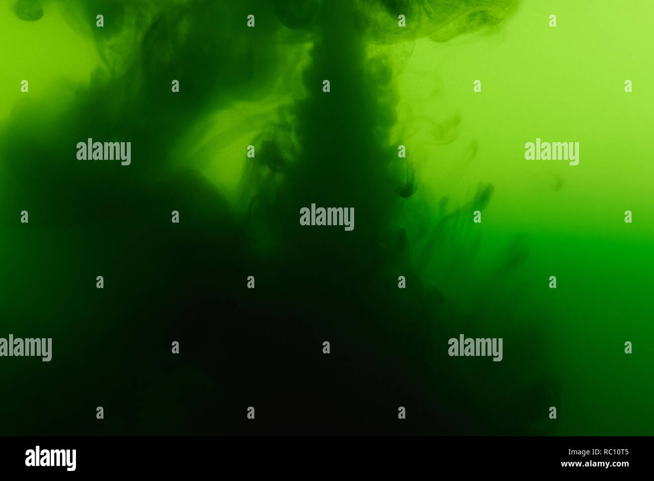 Vernice acrilica mescolato sfondo. Verde sfondo astratto Foto Stock