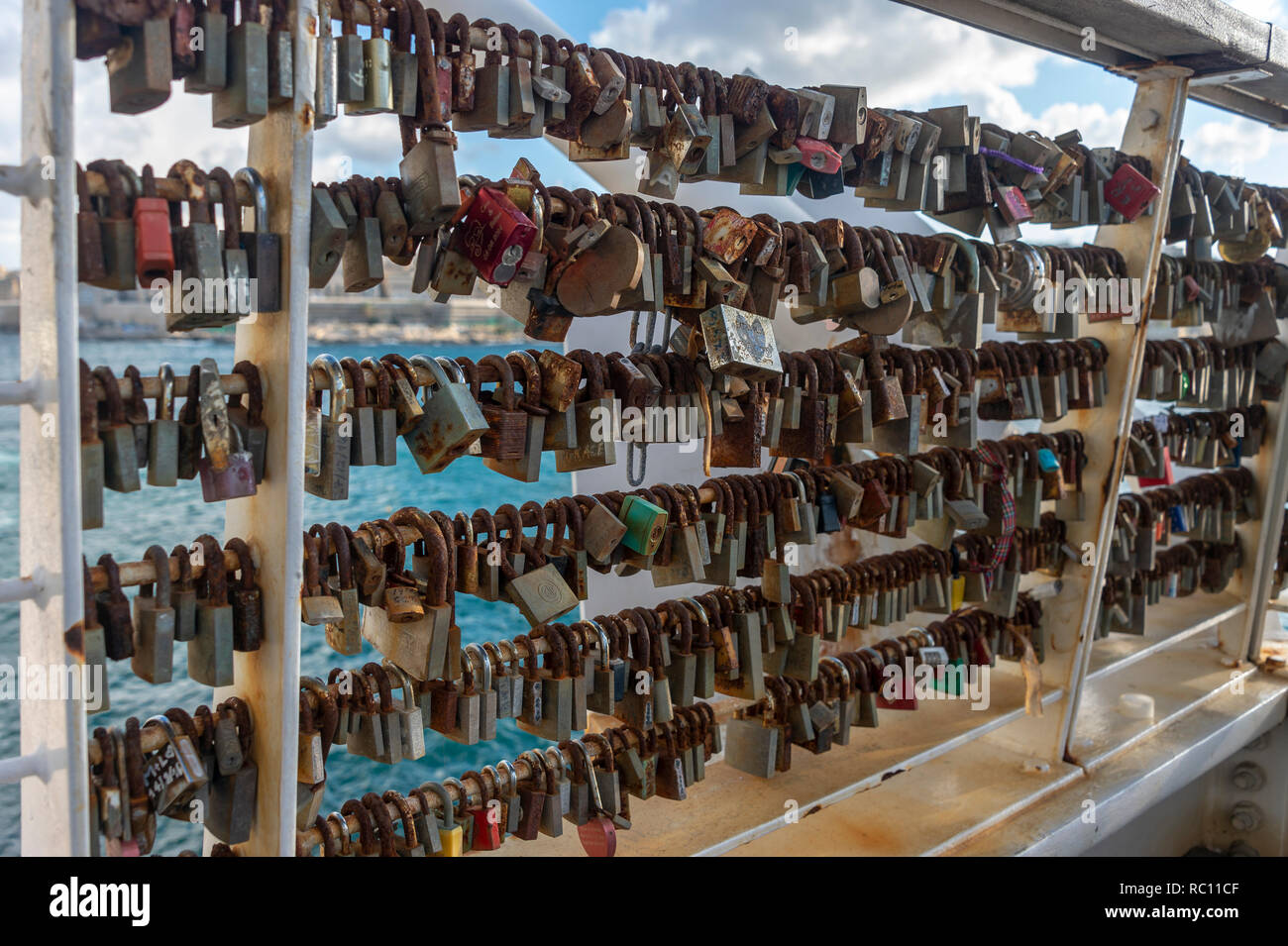 Lucchetti, 'l'amore e si blocca su un ponte che si affaccia a La Valletta, Malta. Foto Stock
