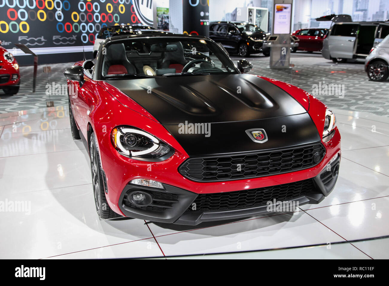 Fiat 124 spider mostrato al New York International Auto Show 2018, presso il Jacob Javits Center. Questo è stato premere Anteprima giorno uno di NYIAS Foto Stock
