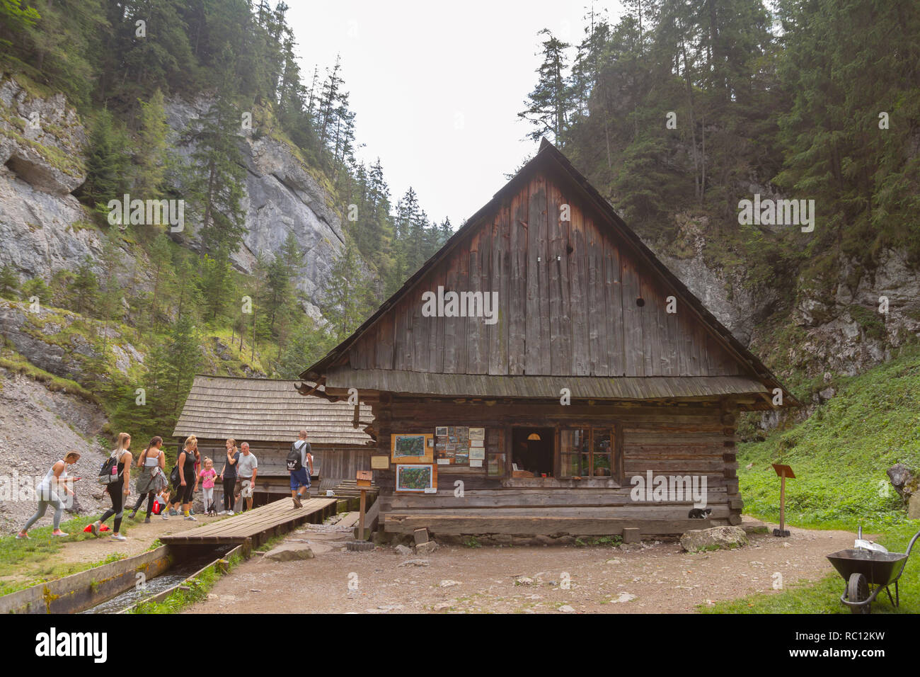 Kvacianska dolina SLOVACCHIA - Agosto 2018: turisti sightseeing in legno antico mulino ad acqua a Kvacianska dolina in Slovacchia Foto Stock