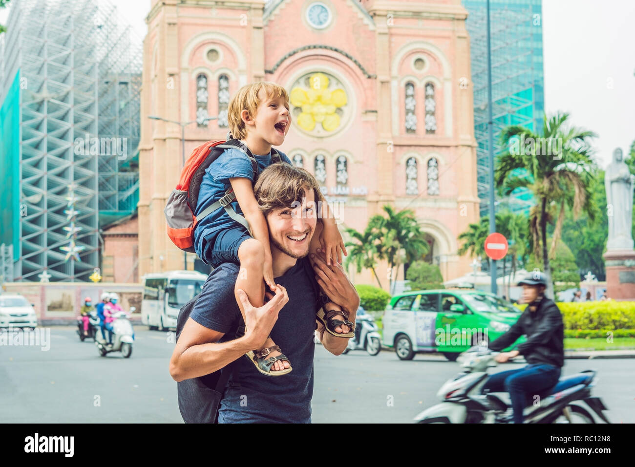 Padre e figlio in background Notre dame de Saigon cattedrale, costruire nel 1883 nella città di Ho Chi Minh, Vietnam. Foto Stock