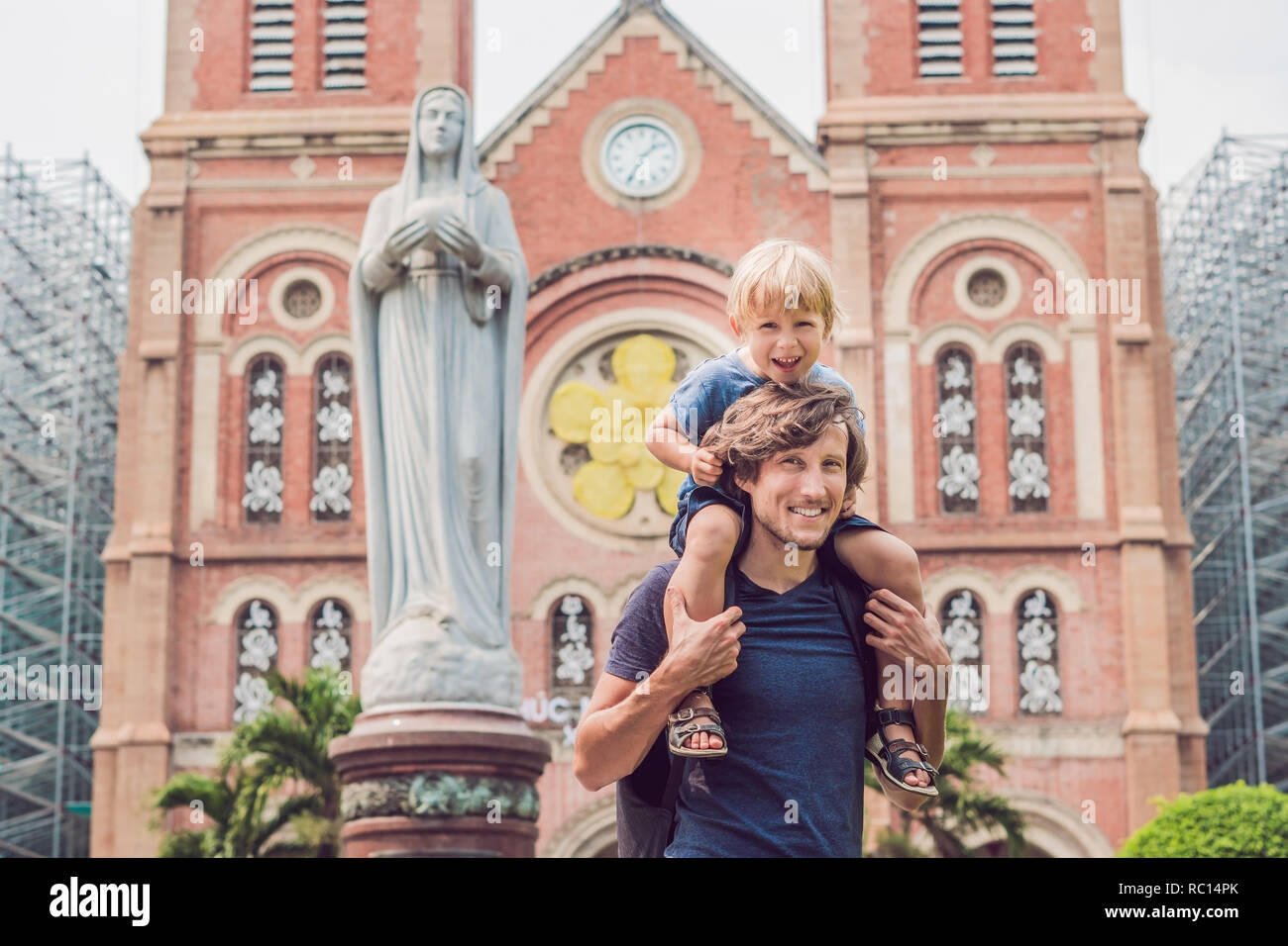 Padre e figlio in background Notre dame de Saigon cattedrale, costruire nel 1883 nella città di Ho Chi Minh, Vietnam Foto Stock