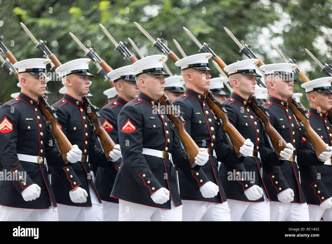 Washington, Stati Uniti d'America - Luglio 4, 2018 membri della US Marine Corps con fucili marciando al giorno dell indipendenza nazionale Parade Foto Stock