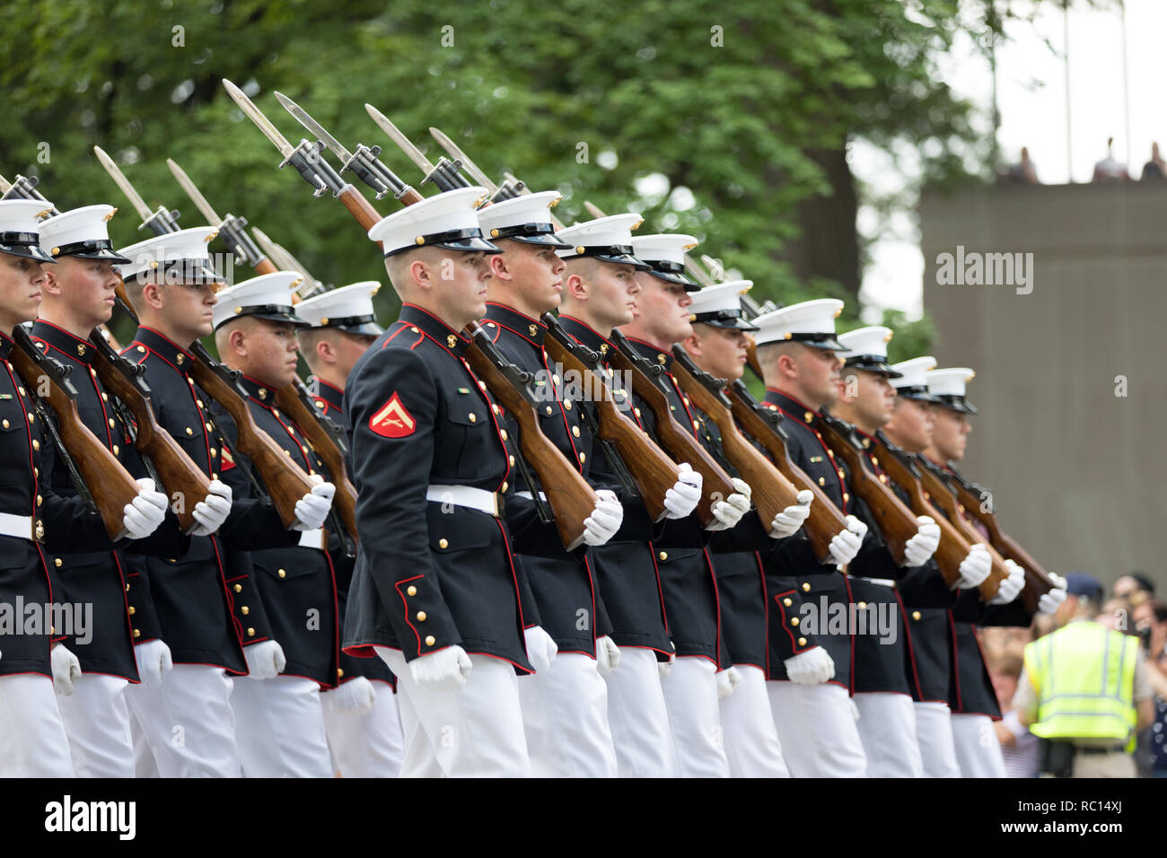 Washington, Stati Uniti d'America - Luglio 4, 2018 membri della US Marine Corps con fucili marciando al giorno dell indipendenza nazionale Parade Foto Stock