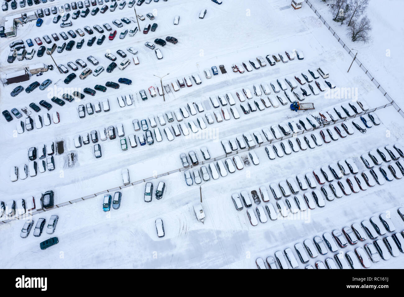 Vista aerea del parcheggio auto coperto di neve. drone foto da sopra Foto Stock