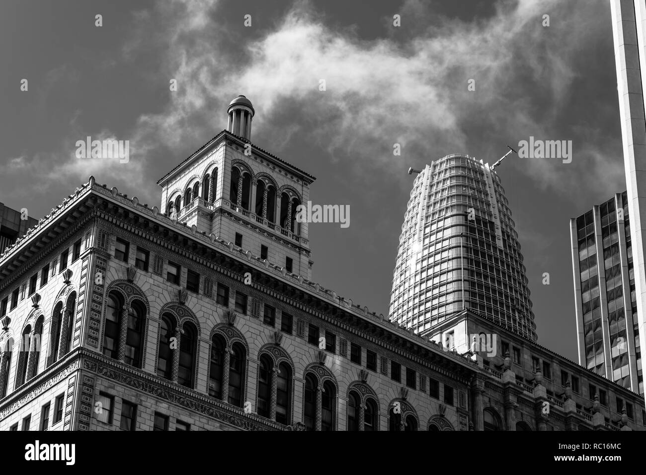 Veduta dello skyline di San Franscisco. Moderna e antica architettura combinati insieme. san francisco, Stati Uniti. in bianco e nero Foto Stock