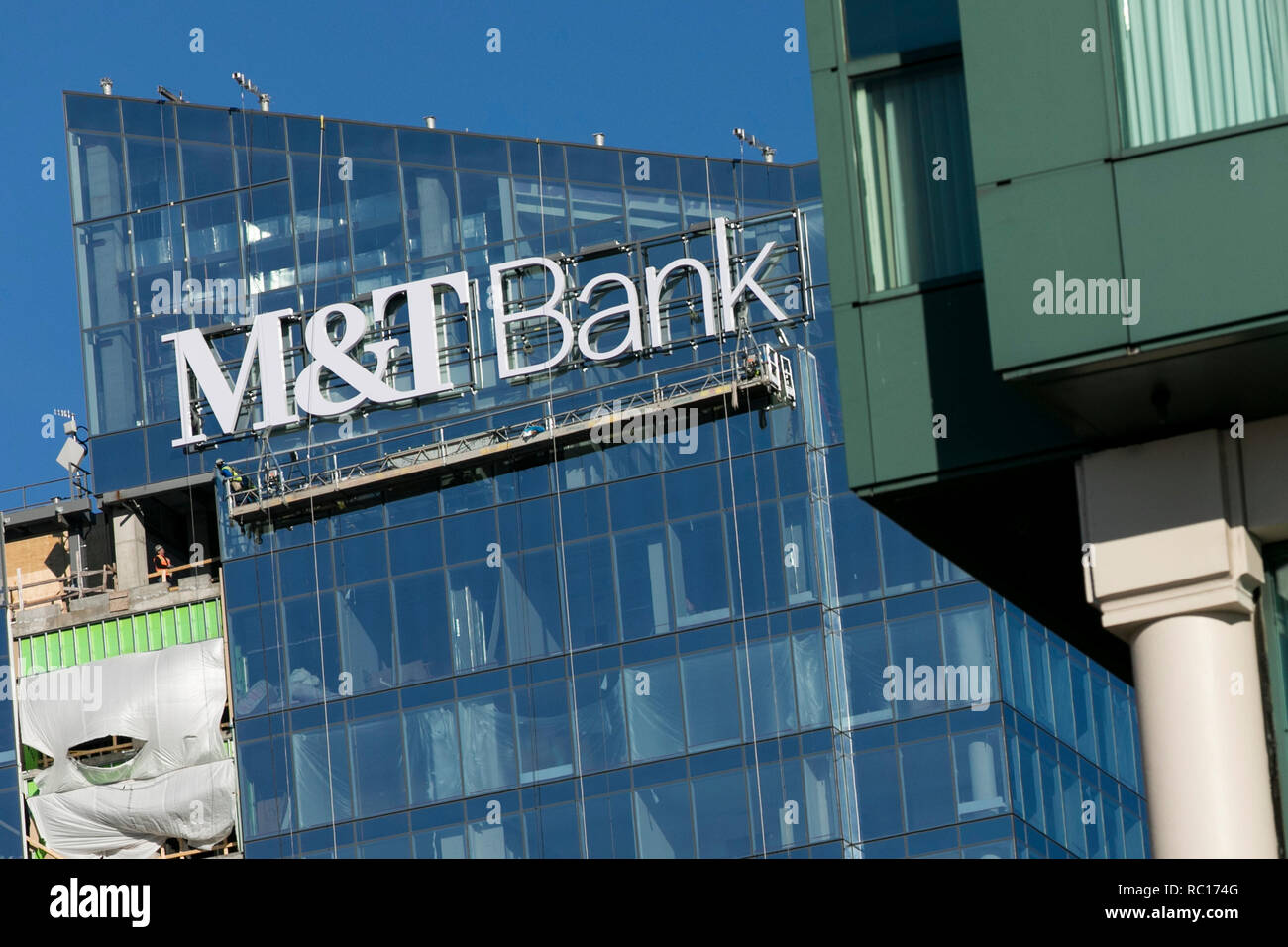 Un segno del logo al di fuori di una struttura occupata da M&T Bank Corporation con sede a Baltimora, Maryland il 11 gennaio 2019. Foto Stock