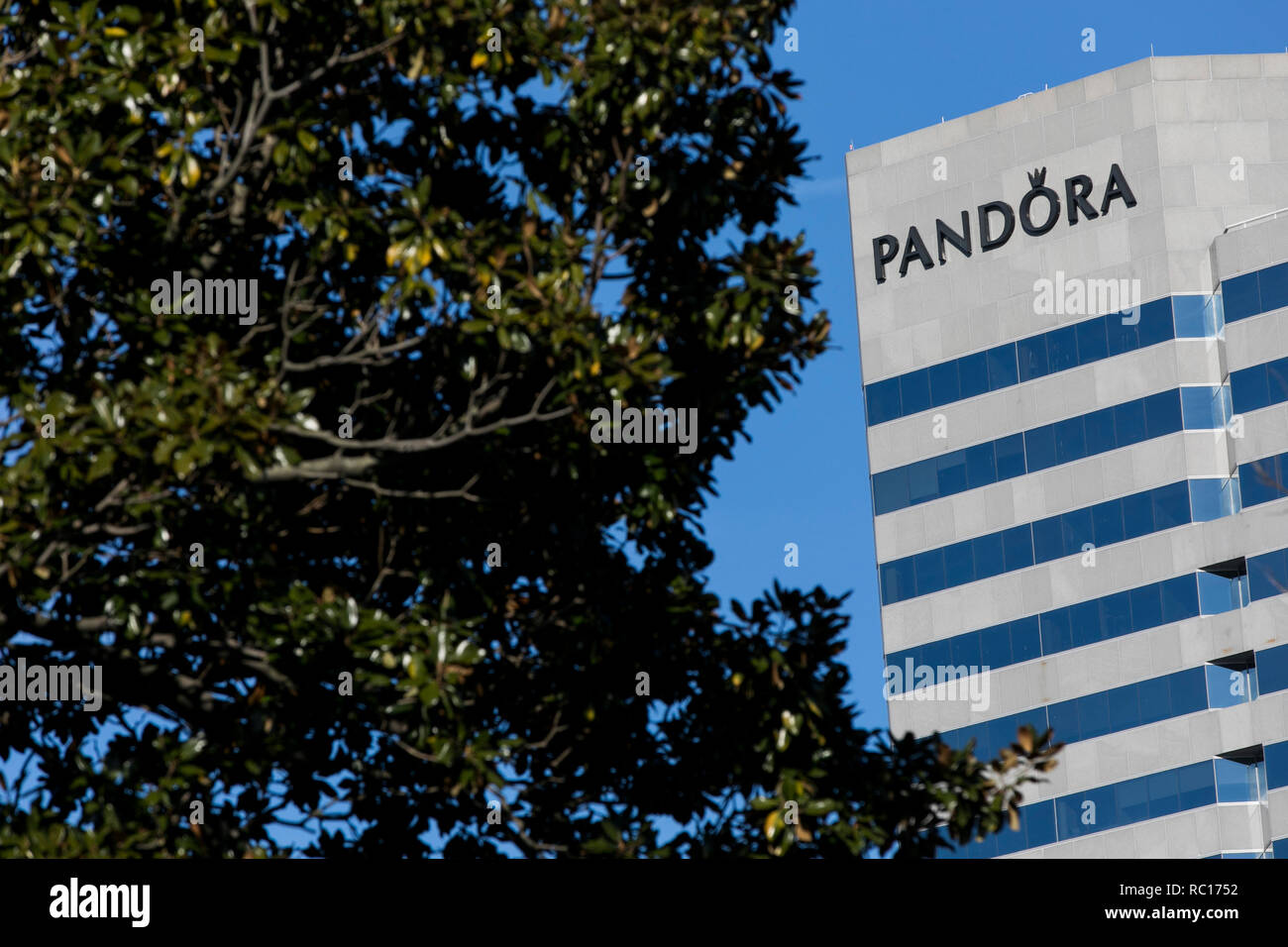 Un segno del logo al di fuori di una struttura occupata da Pandora gioielli in Baltimore, Maryland il 11 gennaio 2019. Foto Stock