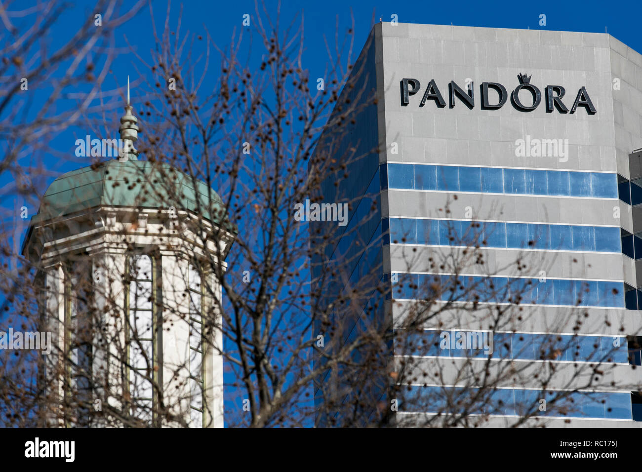 Un segno del logo al di fuori di una struttura occupata da Pandora gioielli in Baltimore, Maryland il 11 gennaio 2019. Foto Stock