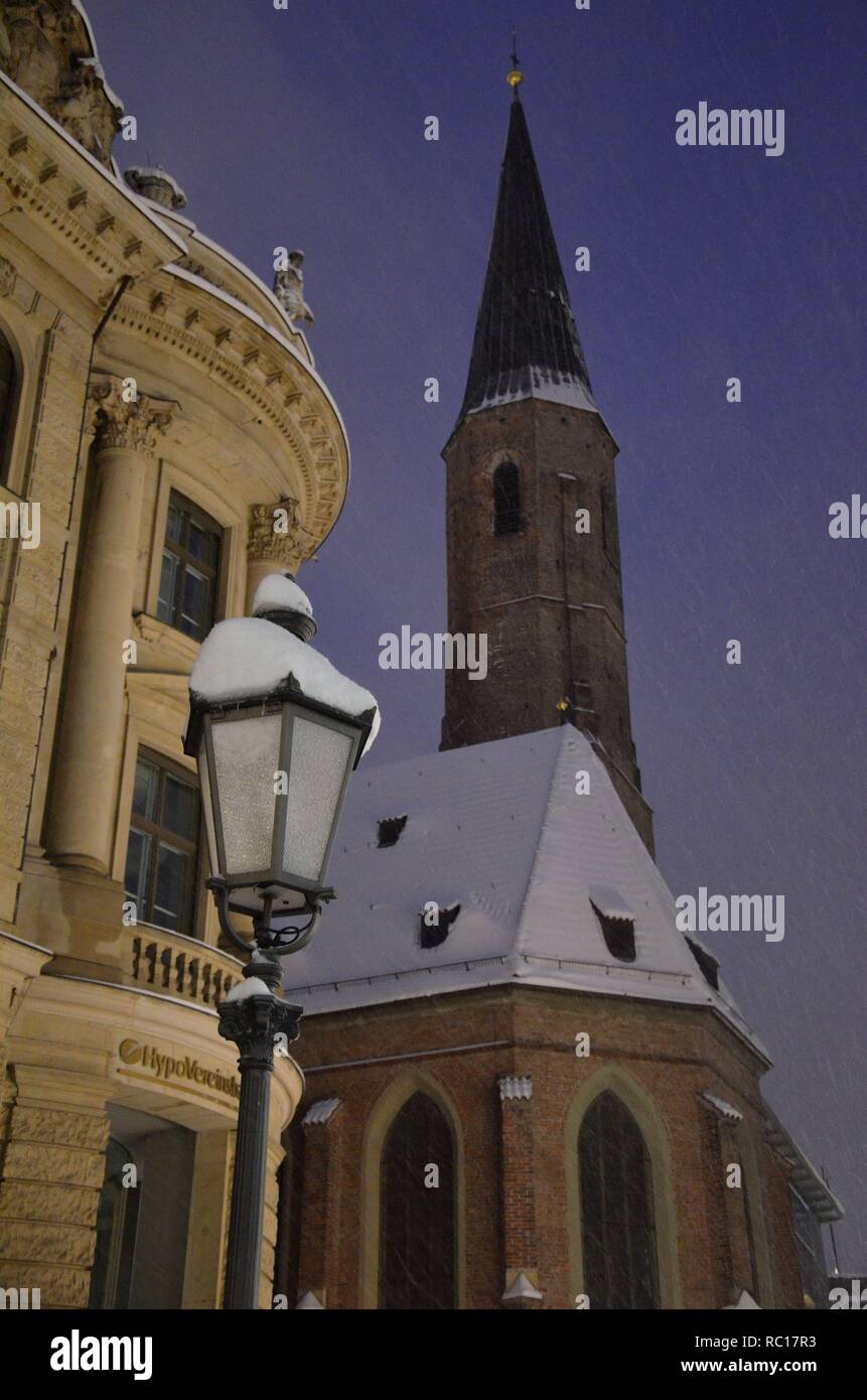 München (Bayern, Deutschland): Die griechisch-orthodoxe Salvatorkirche im Winter mit Schnee Foto Stock
