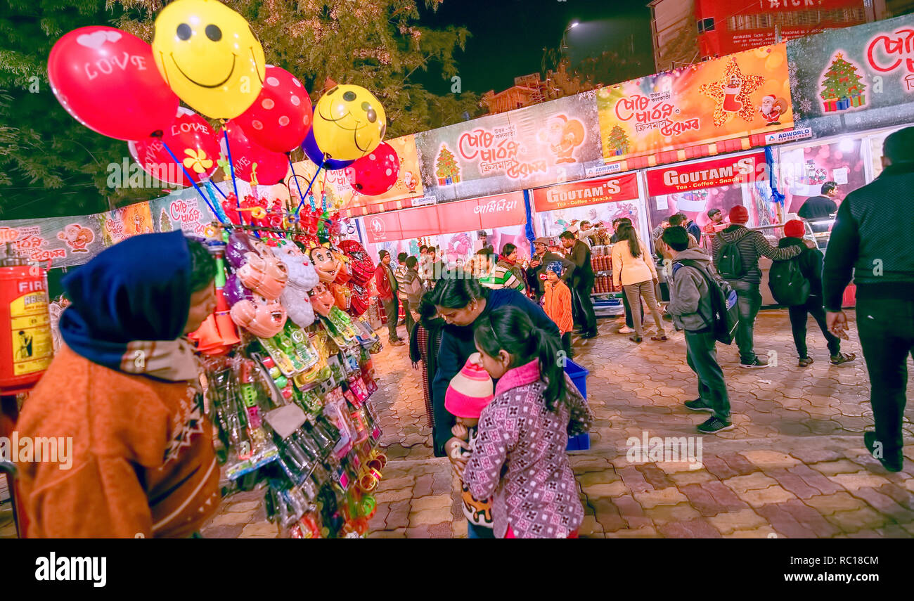 Christmas-Eve,celebrazione,festival,ristoranti,Sreebhumi,hawking,giocattoli per i bambini,baloons,persone merry rendendo,Kolkata,l'India. Foto Stock