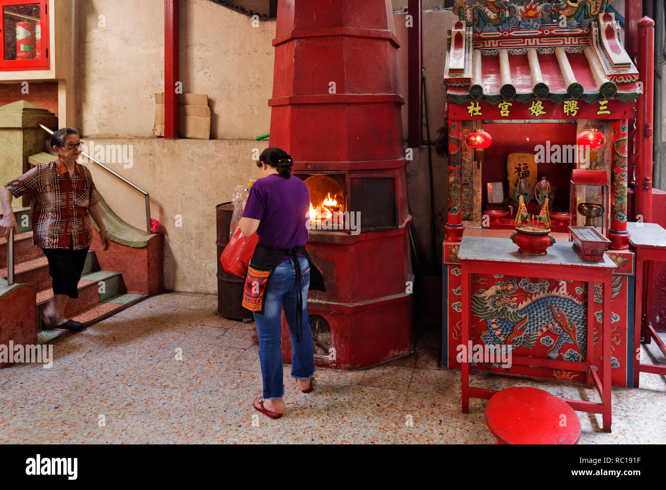 Altare con dèi nel Santuario Ani (Guanyin santuario) in Chinatown, Bangkok, Thailandia Foto Stock