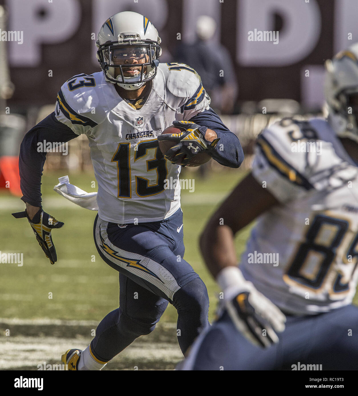 Oakland, la California, Stati Uniti d'America. Xii oct, 2014. San Diego Chargers wide receiver Keenan Allen (13) corre dietro i bloccanti domenica 12 ottobre, 2014, a Oakland, in California. Il caricabatterie ha sconfitto i raider 31-28. Credito: Al di Golub/ZUMA filo/Alamy Live News Foto Stock