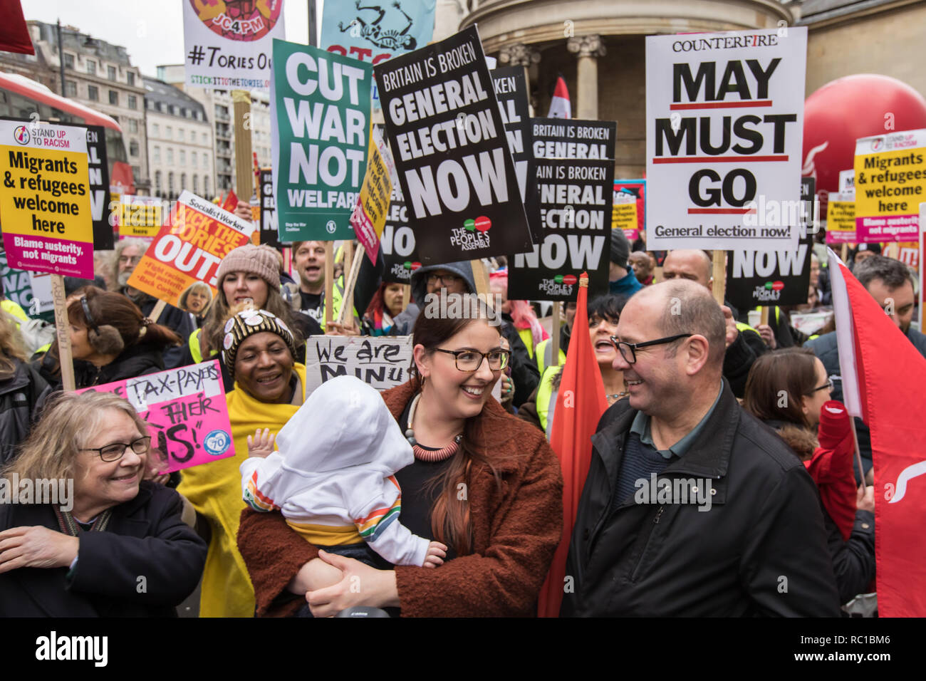 Londra, UK. 12 gennaio, 2019. L-R: Lindsey tedesco di arrestare la coalizione bellica, manodopera MP Laura Pidcock (con bambino) e Steve Turner, Assistente del Segretario generale di unire l'Unione alla testa della "La Gran Bretagna è rotto' marzo erano migliaia hanno marciato per chiamare per un'elezione generale. David Rowe/Alamy Live News. Foto Stock