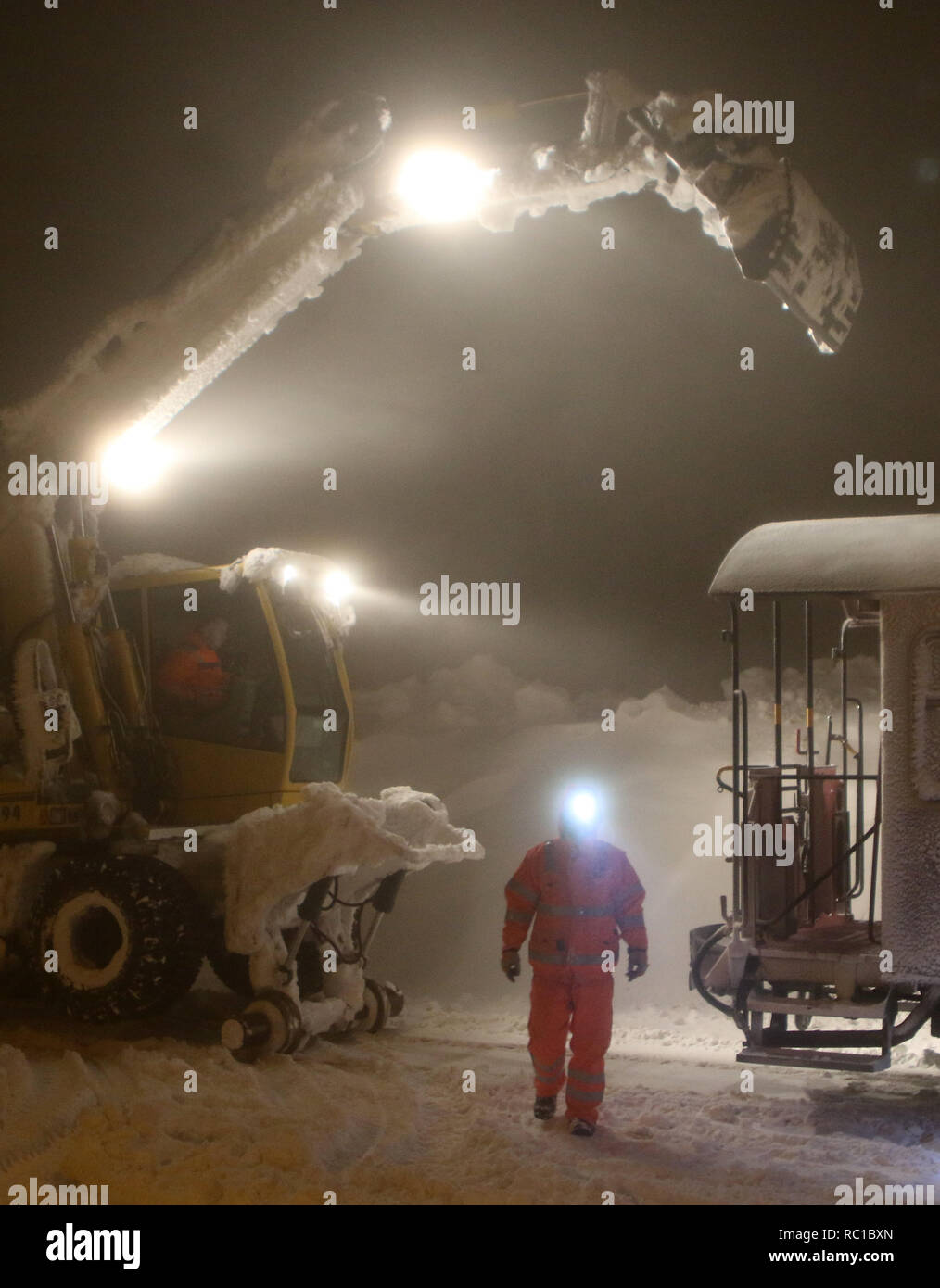 12 gennaio 2019, Sassonia-Anhalt, Schierke: un carro del Harzer Schmalspurbahn (HSB) viene tirata nella stazione sul Brocken. Sui 1141 metri di alta montagna, la quota più alta delle montagne Harz, un altro incidente si è verificato con un treno della ferrovia Brocken, che aveva solo ripreso servizio su Sabato: Nel pomeriggio una locomotiva è rimasto bloccato poco dietro il Brocken stazione ferroviaria. Il locomotore deragliato durante gli sforzi per liberarlo con un altro locomotore. I 250 passeggeri sono state evacuate. HSB dipendenti stanno attualmente lavorando a mettere la locomotiva torna su rotaie. Pho Foto Stock