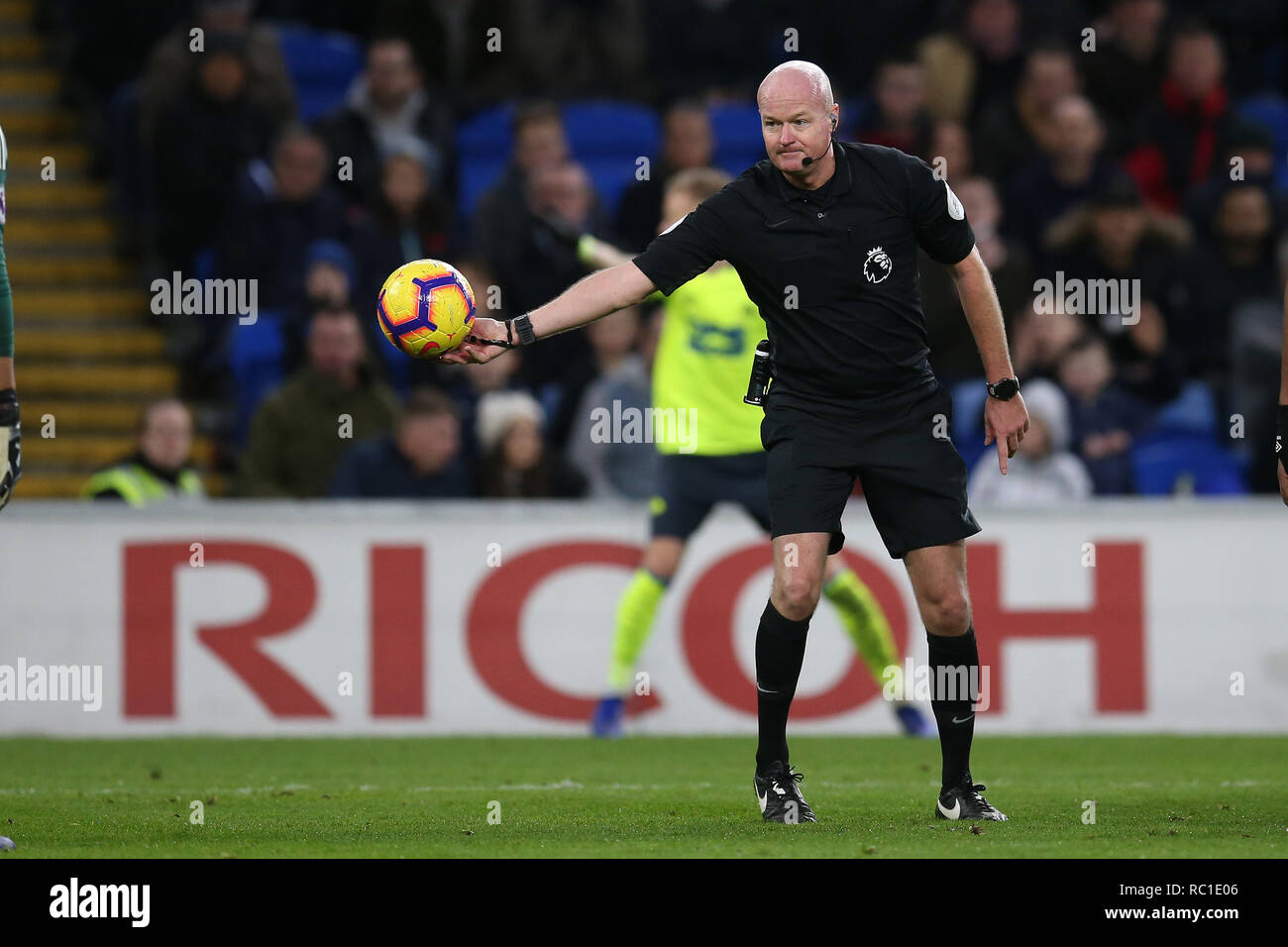 Cardiff, Regno Unito. Xii Gennaio 2019. arbitro Lee Mason . Premier League, Cardiff City v Huddersfield Town a Cardiff City Stadium di sabato 12 gennaio 2019. Questa immagine può essere utilizzata solo per scopi editoriali. Solo uso editoriale, è richiesta una licenza per uso commerciale. Nessun uso in scommesse, giochi o un singolo giocatore/club/league pubblicazioni. pic da Andrew Orchard/Andrew Orchard fotografia sportiva/Alamy Live news Foto Stock