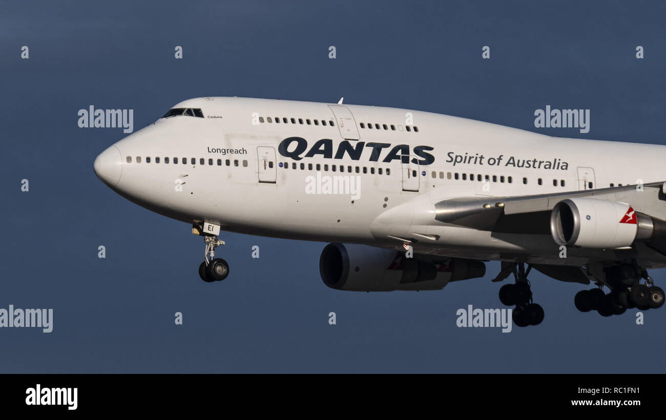 Richmond, British Columbia, Canada. Xii gen, 2019. Un Qantas Airways Boeing 747-400ER (VH-OEI) wide-body jet aereo di linea sulla breve avvicinamento finale per l'atterraggio. Credito: Bayne Stanley/ZUMA filo/Alamy Live News Foto Stock