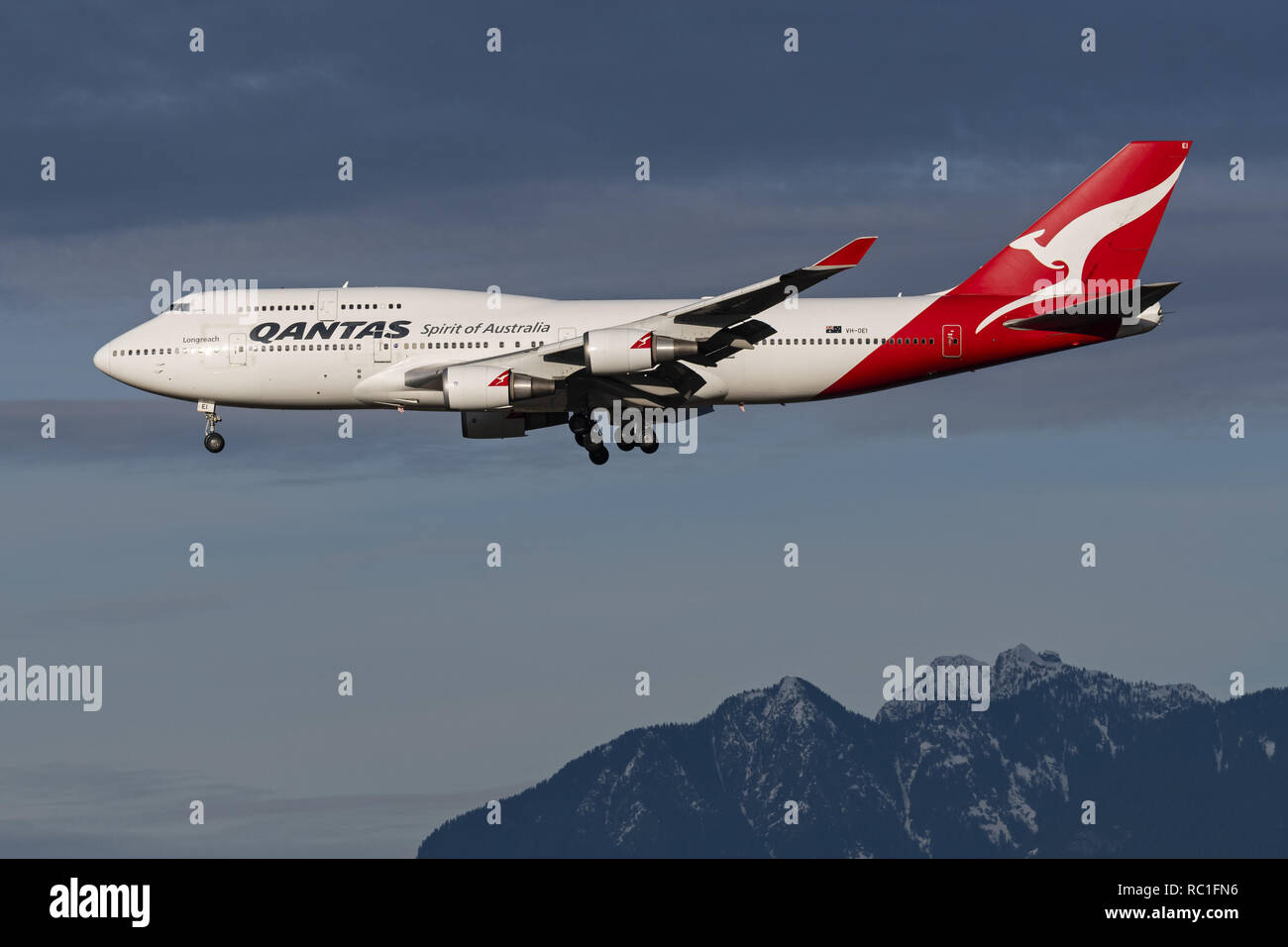Richmond, British Columbia, Canada. Xii gen, 2019. Un Qantas Airways Boeing 747-400ER (VH-OEI) wide-body jet aereo di linea sulla breve avvicinamento finale per l'atterraggio all'Aeroporto Internazionale di Vancouver. Credito: Bayne Stanley/ZUMA filo/Alamy Live News Foto Stock