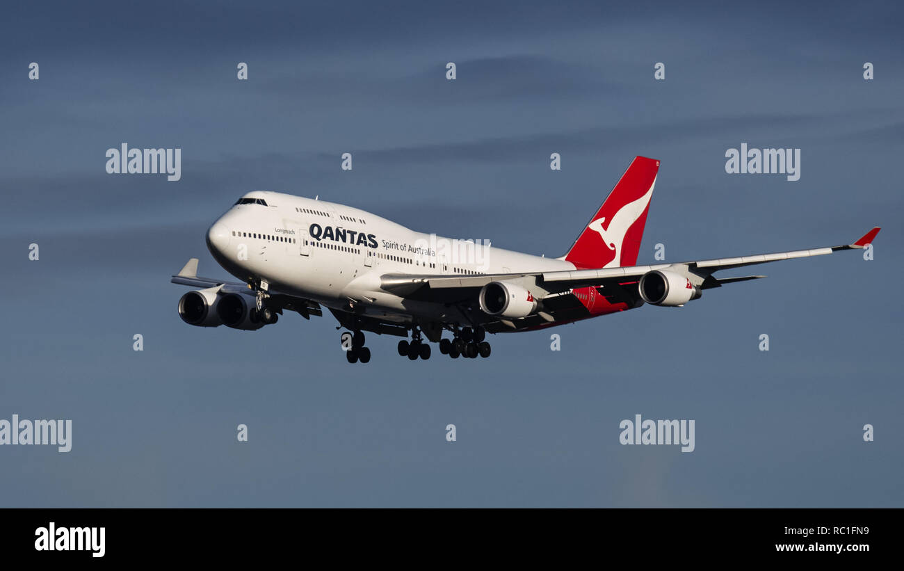 Richmond, British Columbia, Canada. Xii gen, 2019. Un Qantas Airways Boeing 747-400ER (VH-OEI) wide-body jet aereo di linea sulla breve avvicinamento finale per l'atterraggio. Credito: Bayne Stanley/ZUMA filo/Alamy Live News Foto Stock