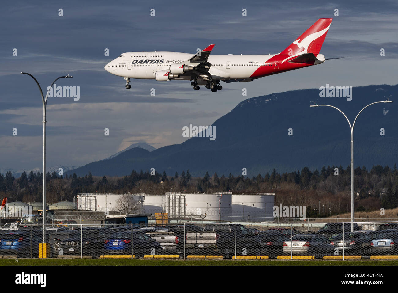 Richmond, British Columbia, Canada. Xii gen, 2019. Un Qantas Airways Boeing 747-400ER (VH-OEI) wide-body jet aereo di linea sulla breve avvicinamento finale per l'atterraggio all'Aeroporto Internazionale di Vancouver. Credito: Bayne Stanley/ZUMA filo/Alamy Live News Foto Stock