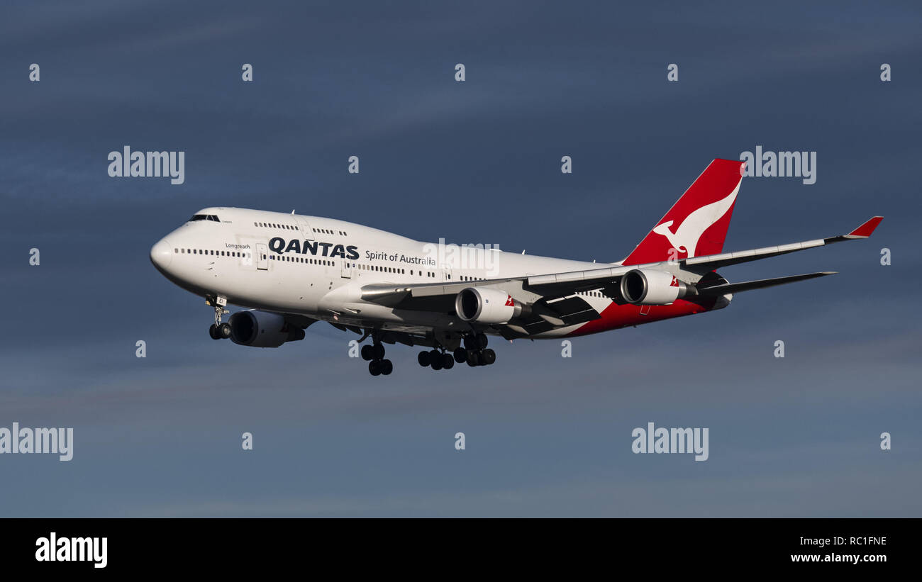 Richmond, British Columbia, Canada. Xii gen, 2019. Un Qantas Airways Boeing 747-400ER (VH-OEI) wide-body jet aereo di linea sulla breve avvicinamento finale per l'atterraggio. Credito: Bayne Stanley/ZUMA filo/Alamy Live News Foto Stock