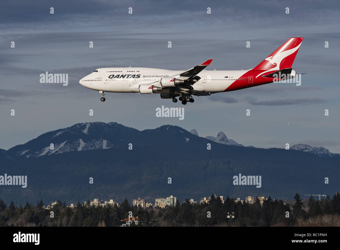 Richmond, British Columbia, Canada. Xii gen, 2019. Un Qantas Airways Boeing 747-400ER (VH-OEI) wide-body jet aereo di linea sulla breve avvicinamento finale per l'atterraggio all'Aeroporto Internazionale di Vancouver. Credito: Bayne Stanley/ZUMA filo/Alamy Live News Foto Stock