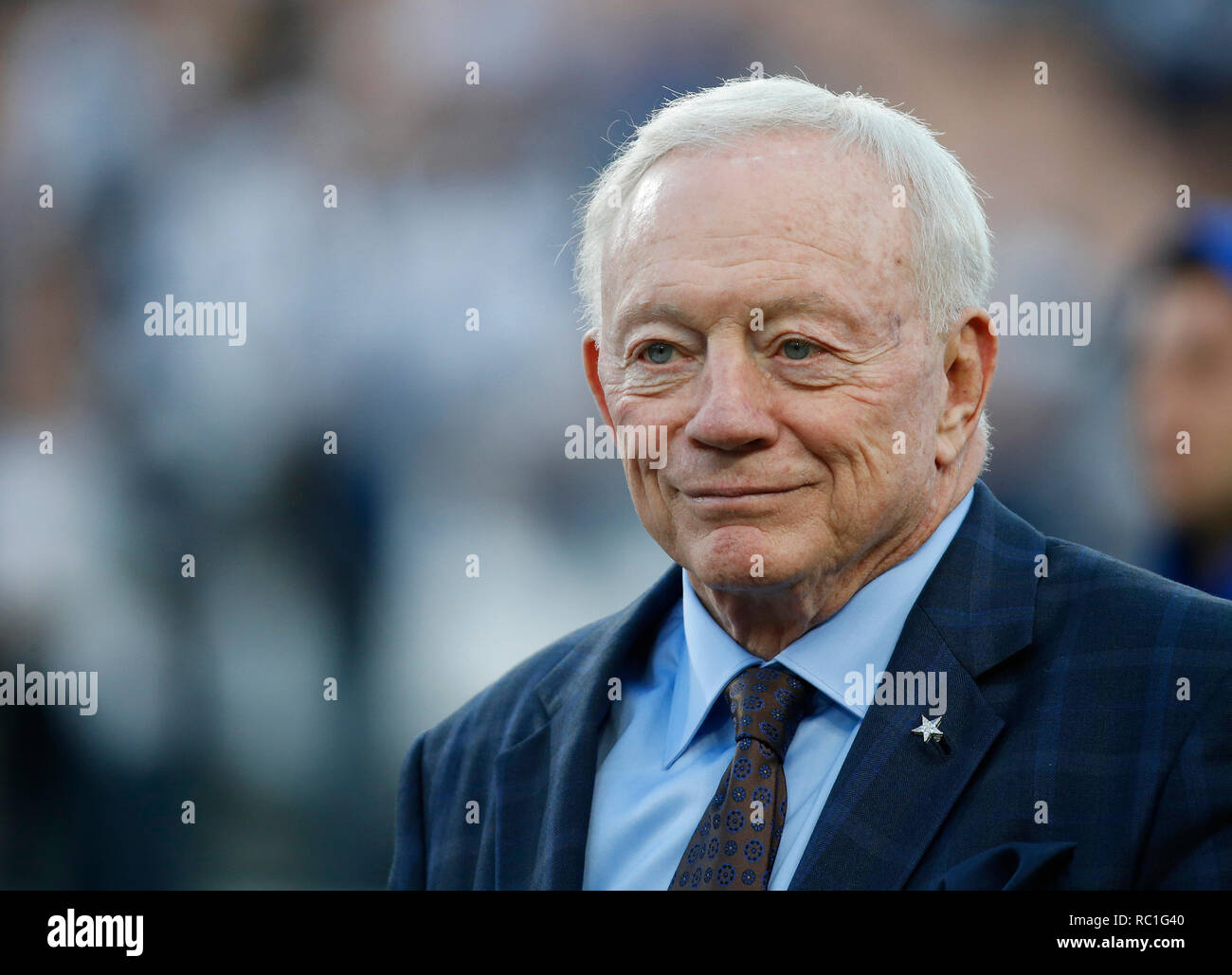 Los Angeles, California, USA. Gennaio 12, 2019 Dallas Cowboys owner Jerry Jones prima di NFC Divisional Round playoff gioco tra il gioco tra il Los Angeles Rams e Dallas Cowboys presso il Los Angeles Coliseum di Los Angeles, California. Charles Baus/CSM. Credito: Cal Sport Media/Alamy Live News Foto Stock