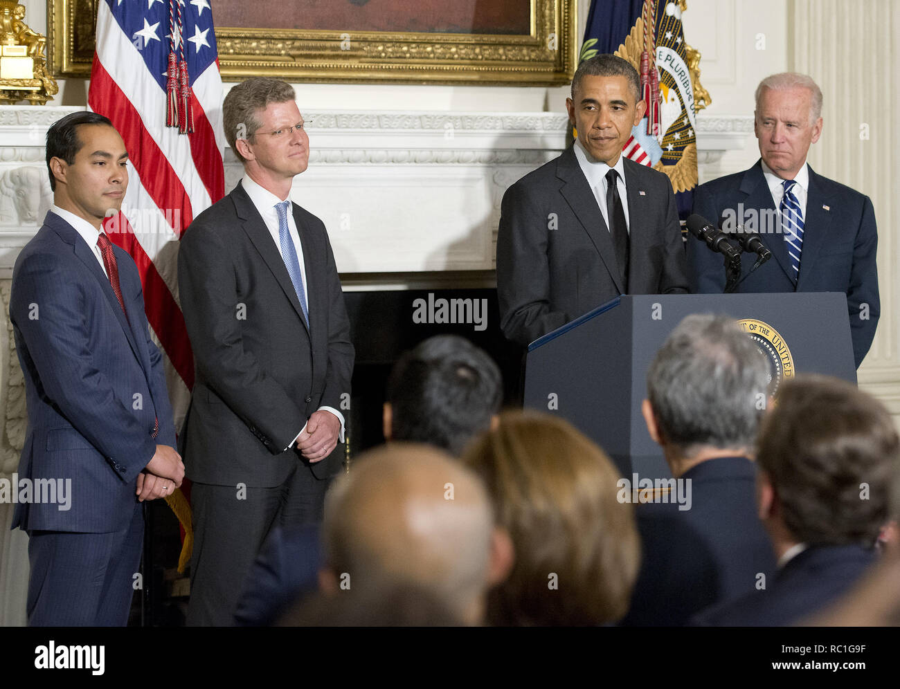 Washington, Distretto di Columbia, Stati Uniti d'America. 23 Maggio, 2014. Il Presidente degli Stati Uniti Barack Obama annuncia la sua nomina di alloggiamento attuale e lo sviluppo urbano (HUD) Segretario Shaun Donovan come ufficio di gestione e di bilancio (OMB) Direttore e la sua nomina di San Antonio sindaco JuliÃ¡n Castro per sostituire lui a HUD in stato sala da pranzo della Casa Bianca di Washington, DC il Venerdì, 23 maggio 2014. Da sinistra a destra: Sindaco Castro, Segretario Donovan, il presidente Obama, E DEGLI STATI UNITI Vice presidente Joe Biden Credito: Ron Sachs/CNP/ZUMA filo/Alamy Live News Foto Stock