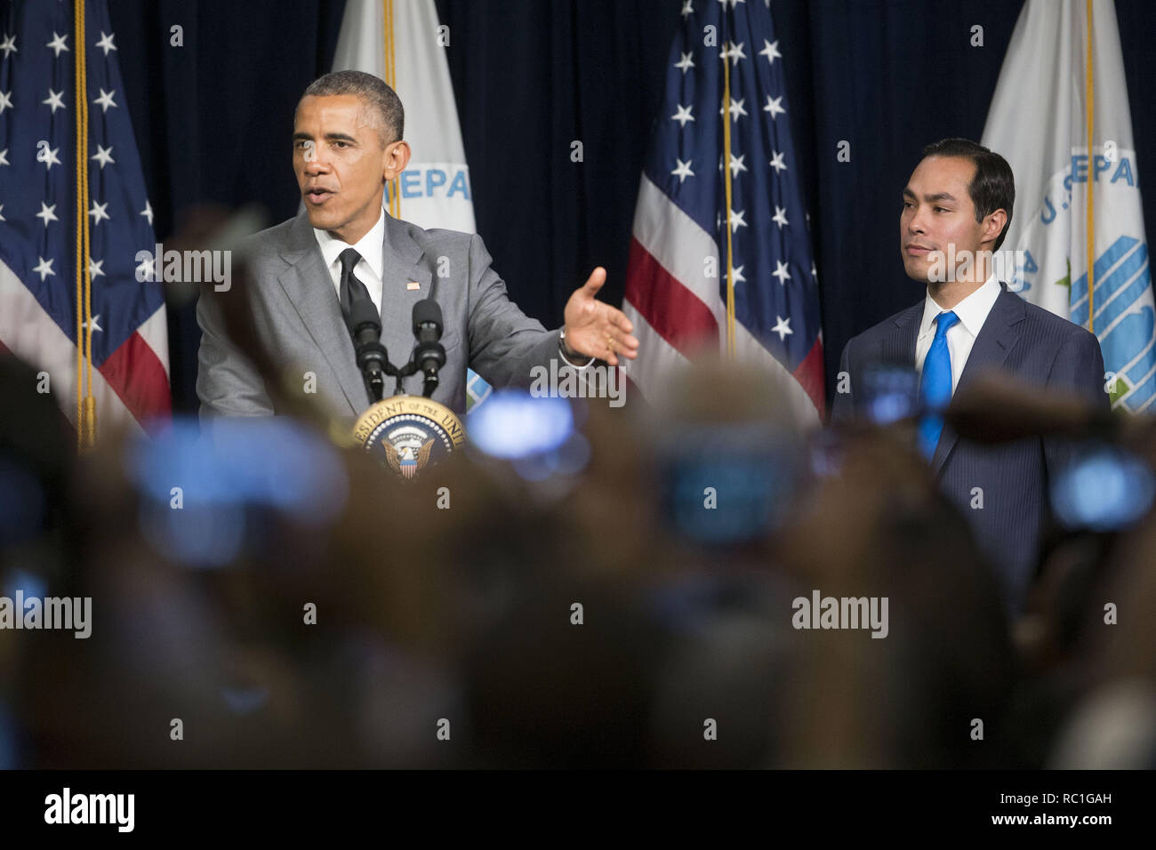 Washington, Distretto di Columbia, Stati Uniti d'America. 31 Luglio, 2014. Il Presidente degli Stati Uniti Barack Obama, sinistra, parla ai dipendenti presso il Reparto di Albergare e Sviluppo Urbano con Julian Castro, Segretario di U.S. Alloggiamento e lo sviluppo urbano (HUD), a Washington, DC, Stati Uniti, giovedì, 31 luglio 2014. Castro, ex San Antonio, Texas mayor, è stato giurato in questa settimana e inizierà i suoi doveri lunedì 4 agosto. Credito: Andrew Harrer/Piscina via CNP Credito: Andrew Harrer/CNP/ZUMA filo/Alamy Live News Foto Stock