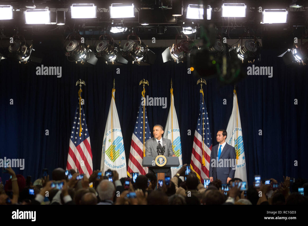 Washington, DC, Stati Uniti d'America. 31 Luglio, 2014. Il Presidente degli Stati Uniti Barack Obama, centro parla di dipendenti presso il Reparto di Albergare e Sviluppo Urbano con Julian Castro, Segretario di U.S. Alloggiamento e lo sviluppo urbano (HUD), a Washington, DC, Stati Uniti, giovedì, 31 luglio 2014. Castro, ex San Antonio, Texas mayor, è stato giurato in questa settimana e inizierà i suoi doveri lunedì 4 agosto. Credito: Andrew Harrer/Piscina via CNP | Utilizzo di credito in tutto il mondo: dpa/Alamy Live News Foto Stock